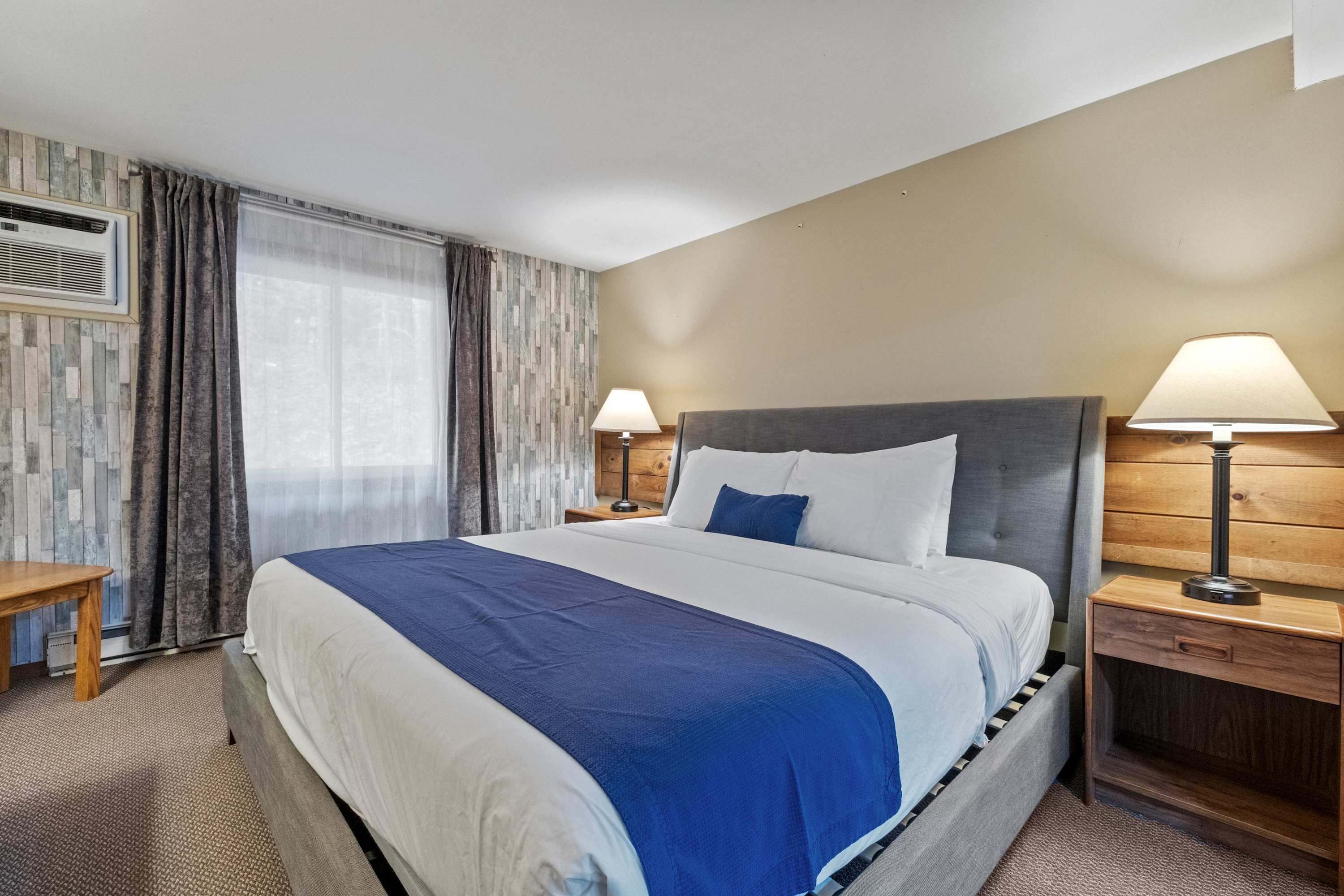 Recharge in the plush king-sized bed after a day spent exploring​