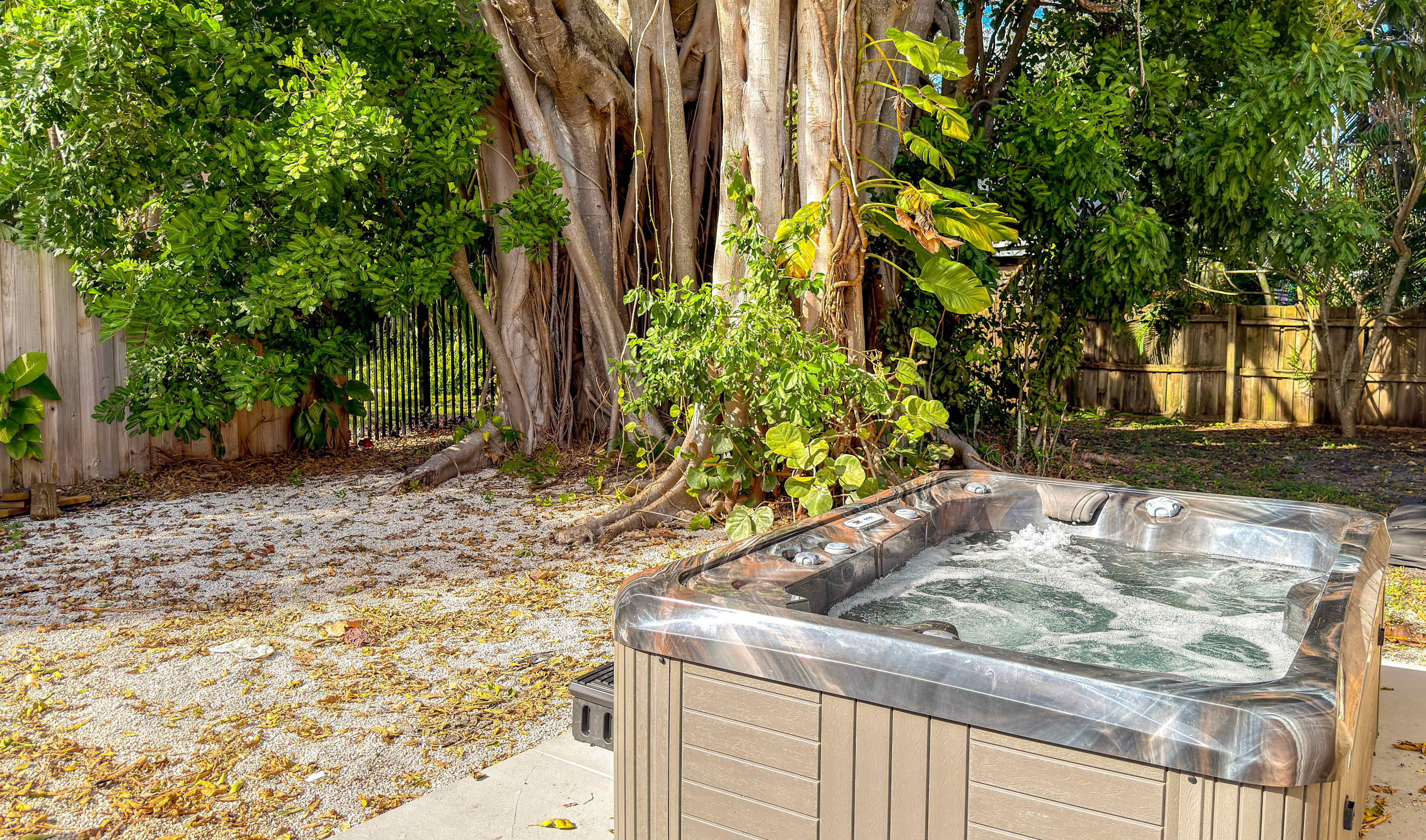 Cloud Nine - Wilton Drive, Jacuzzi, Backyard
