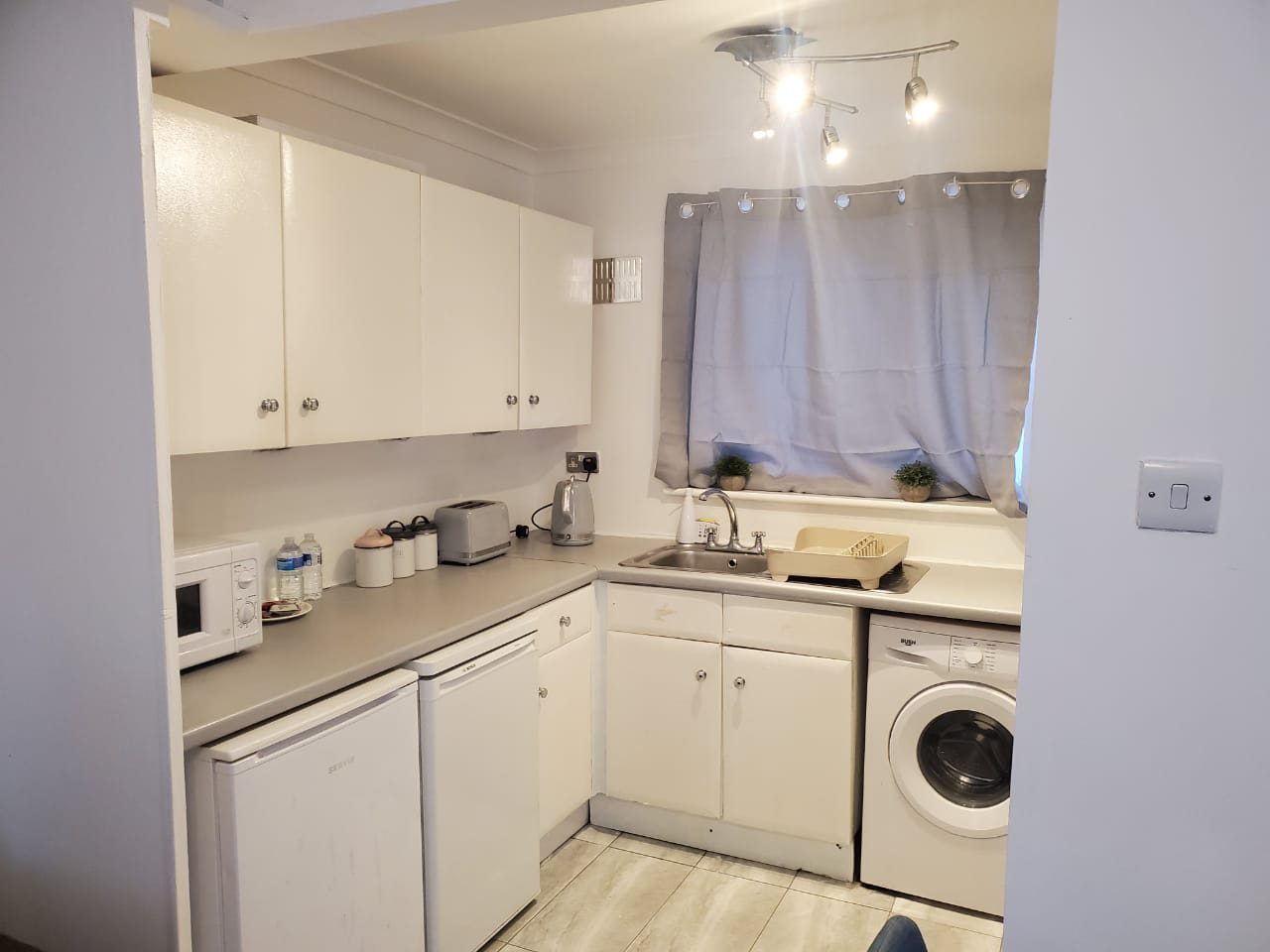 2 Bedroom Apartment near Heathrow with Parking and Fast Wi-Fi