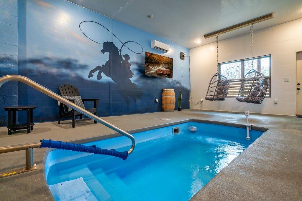 Family Cabin with Fire Pit, Sauna & Mini Golf!