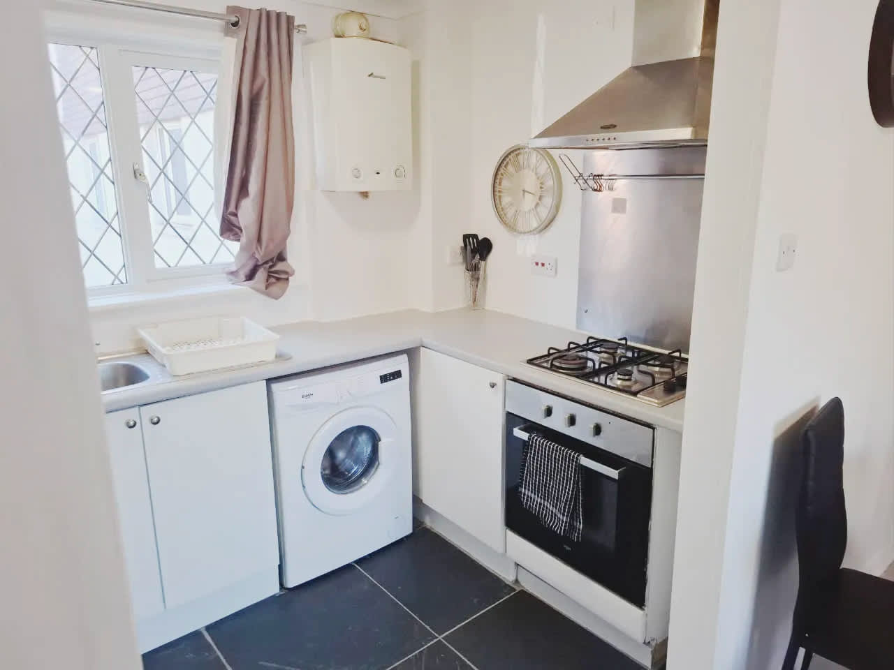 2 Bedroom Apartment near Heathrow with Parking and Fast Wi-Fi