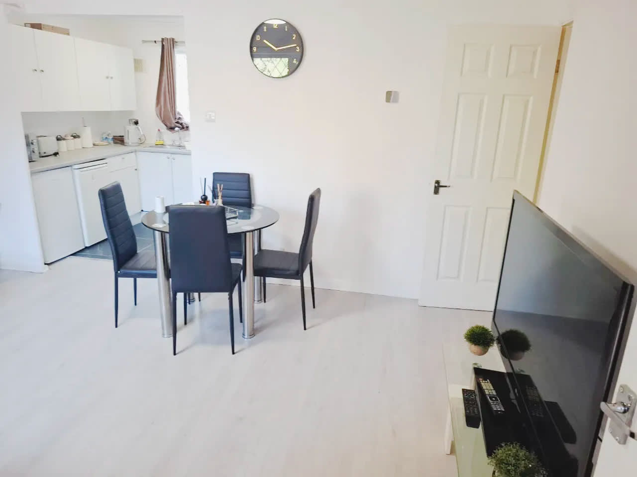 2 Bedroom Apartment near Heathrow with Parking and Fast Wi-Fi
