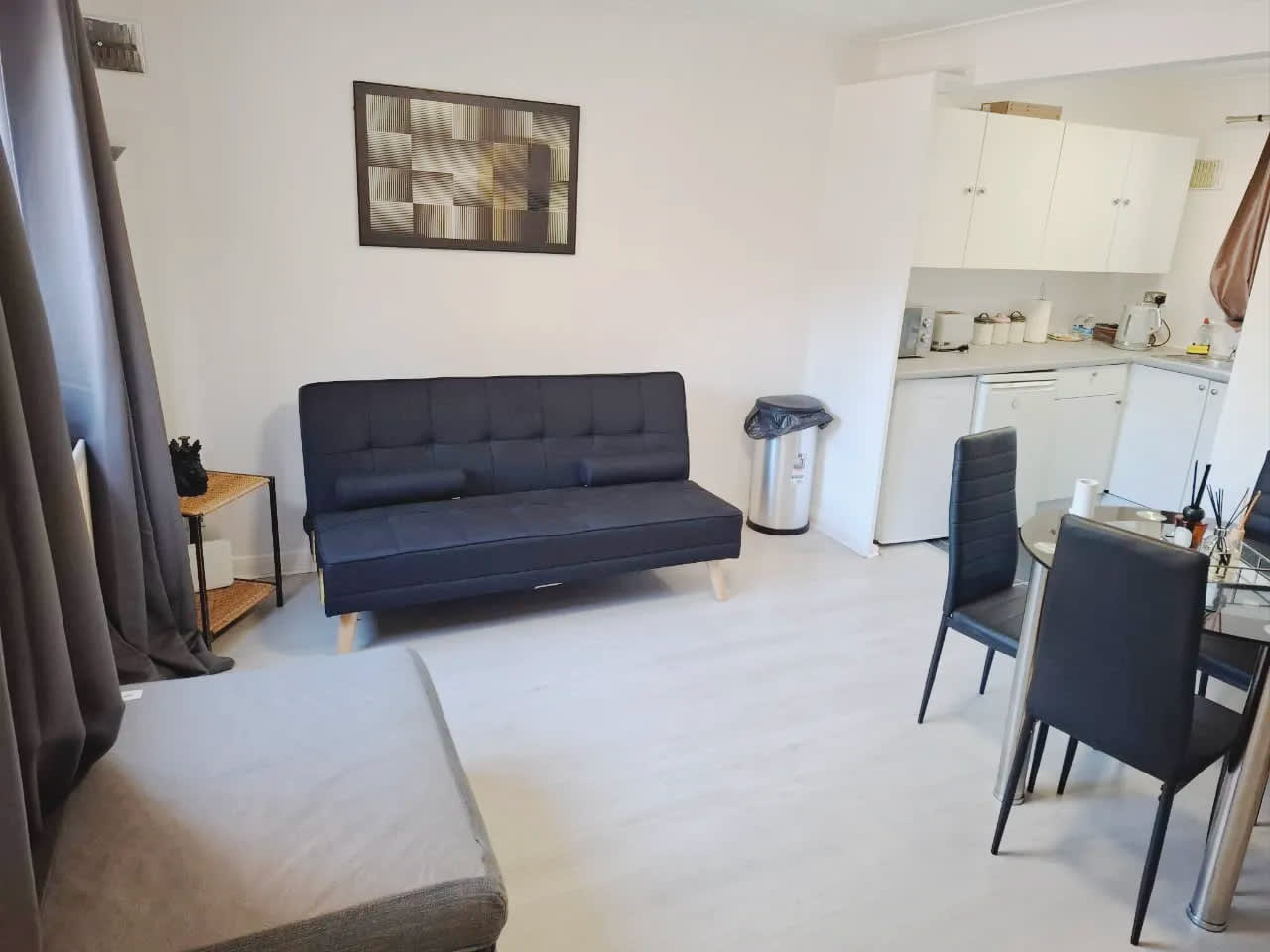 2 Bedroom Apartment near Heathrow with Parking and Fast Wi-Fi
