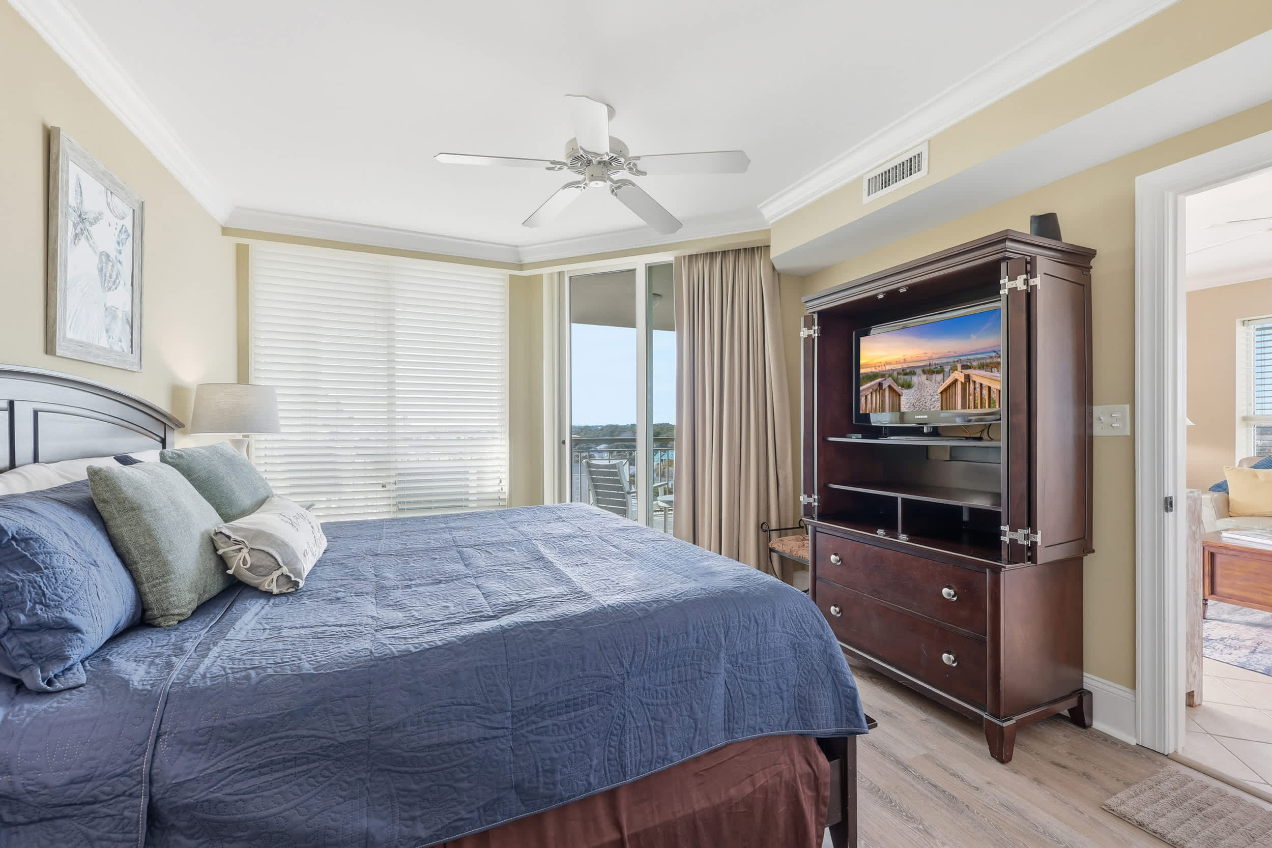 Sunny Tide at Luxe Mar Vista w Lazy River