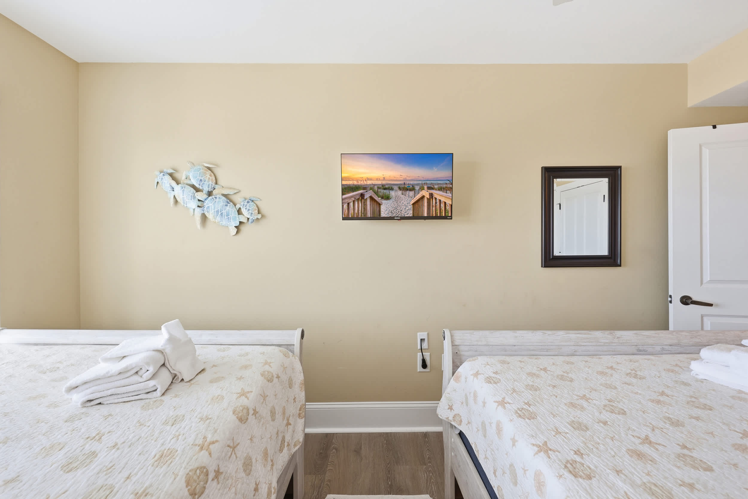 Sunny Tide at Luxe Mar Vista w Lazy River