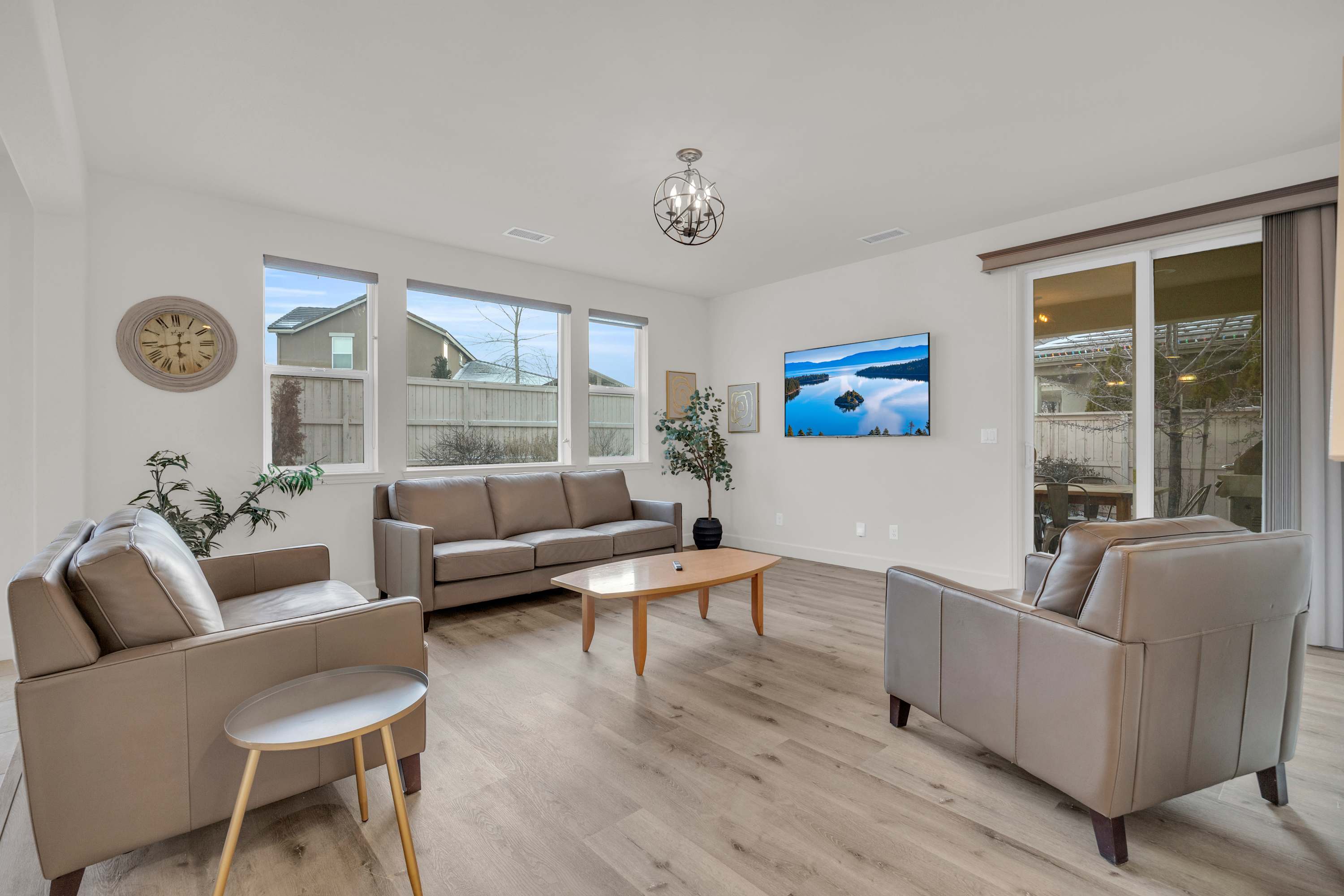 Grand Sunlit Haven,Sleeps 16/2 Kitchens — Reno, NV — vacation rental