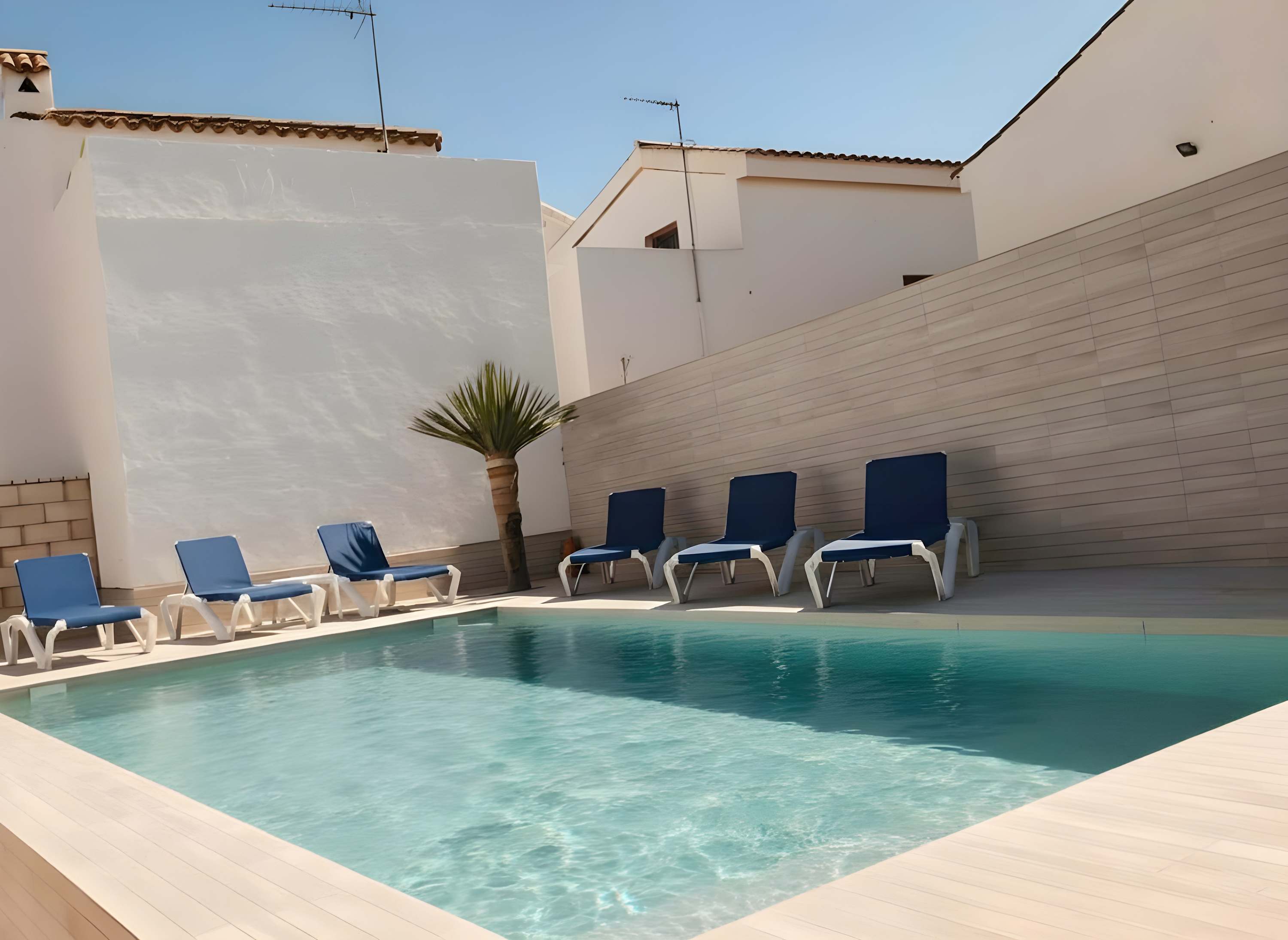 Chalet Vacacional con Piscina Privada y Parking Cerca de la Playa - image 3