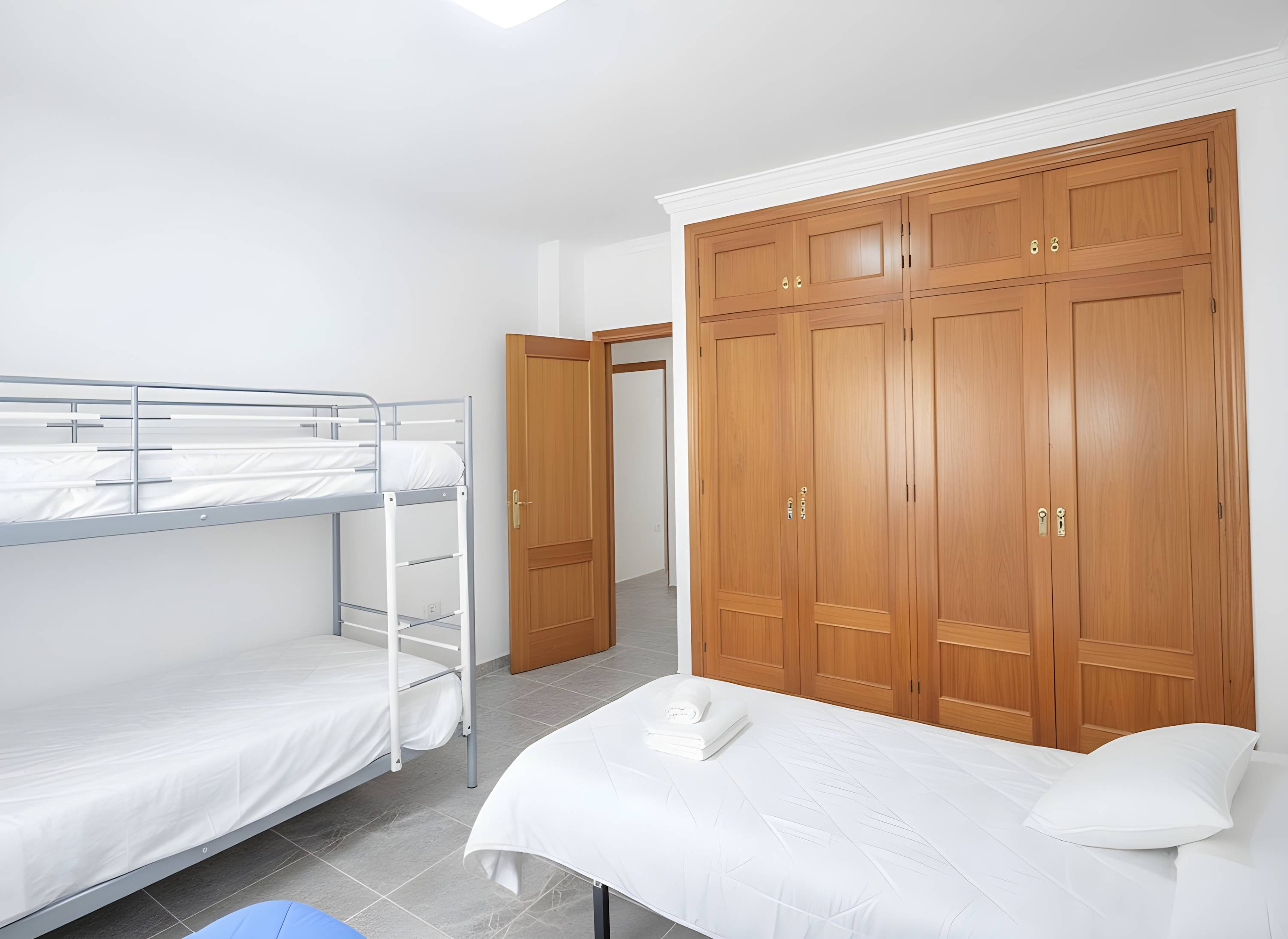 Chalet Vacacional con Piscina Privada y Parking Cerca de la Playa - image 16