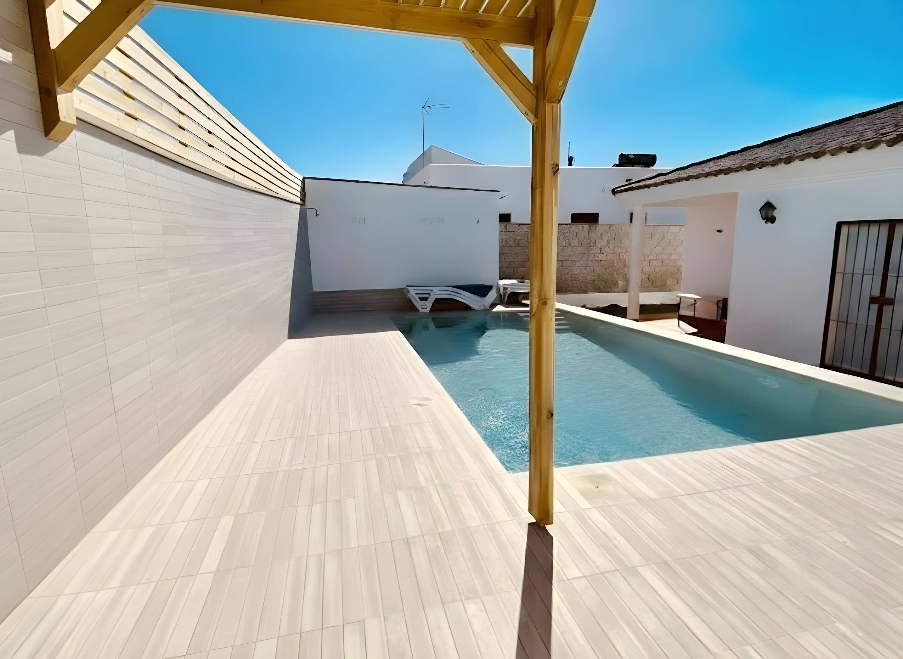 Chalet Vacacional con Piscina Privada y Parking Cerca de la Playa - image 5