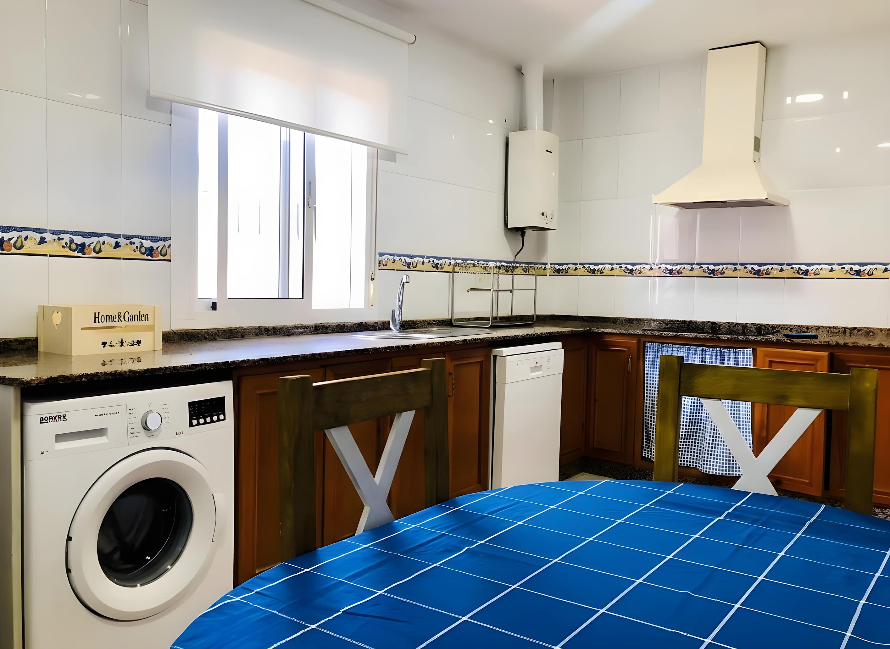 Chalet Vacacional con Piscina Privada y Parking Cerca de la Playa - image 11