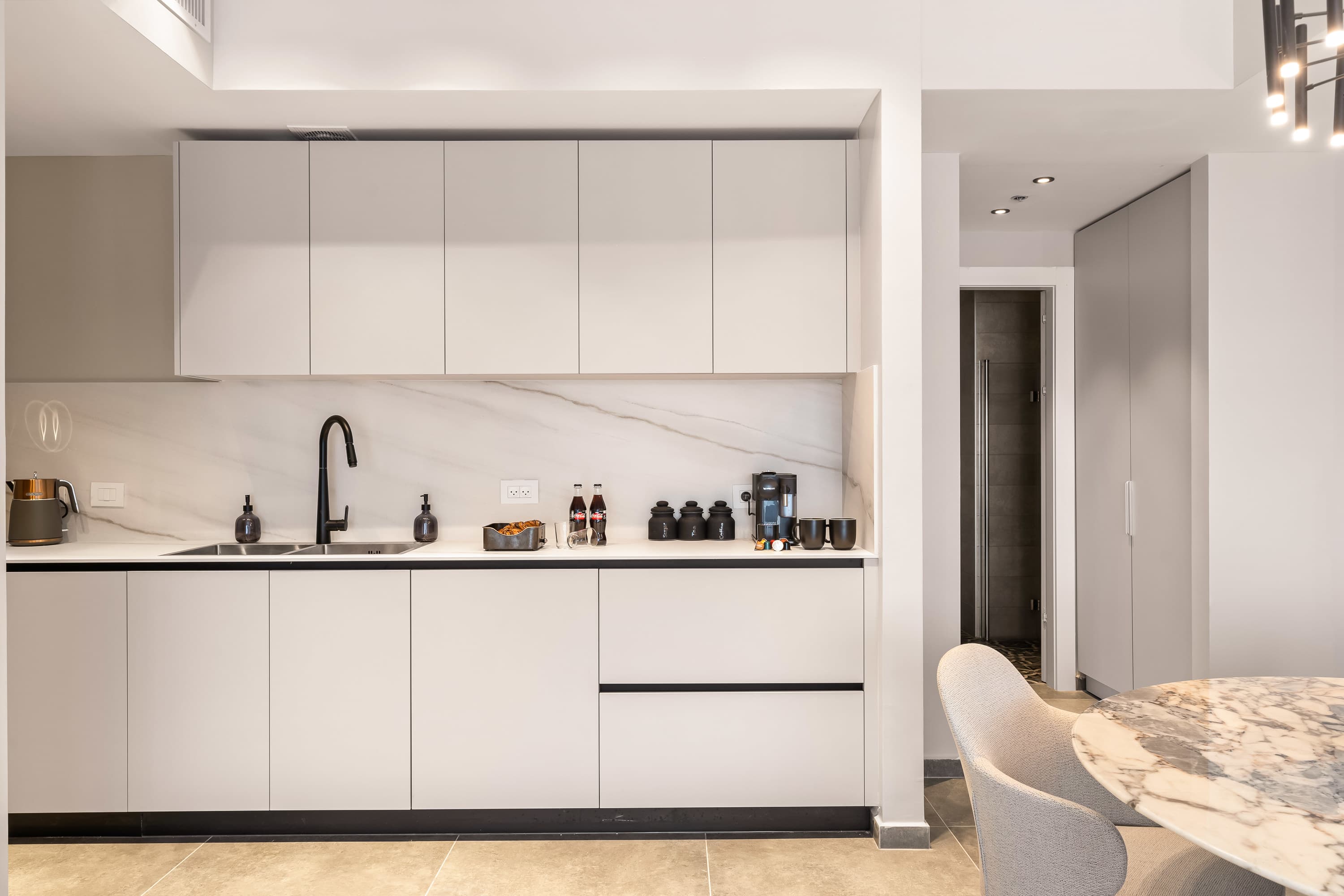 Modern 2BR Apartment with Parking in Prime Downtown Jerusalem photo 8