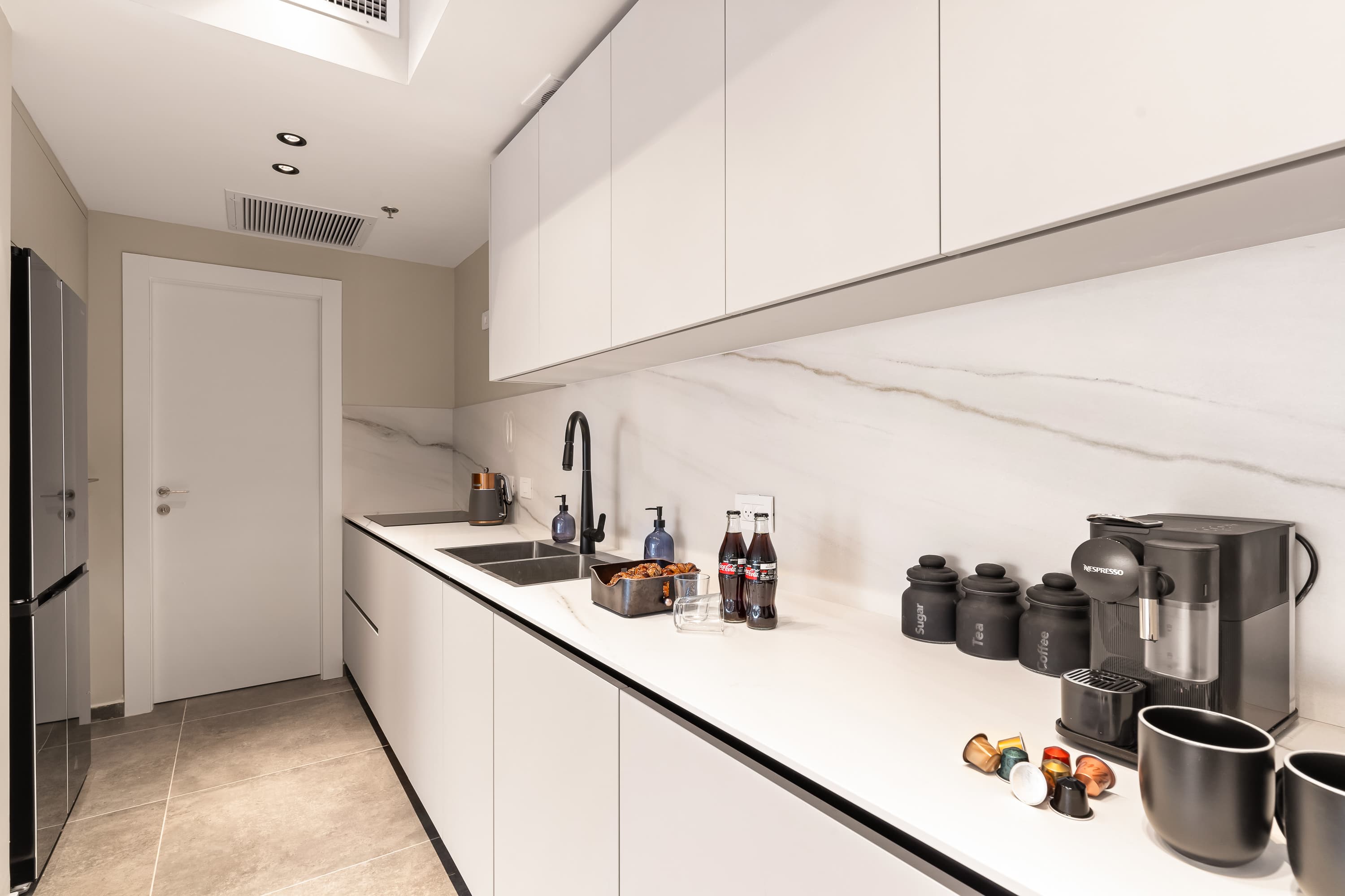 Modern 2BR Apartment with Parking in Prime Downtown Jerusalem photo 10