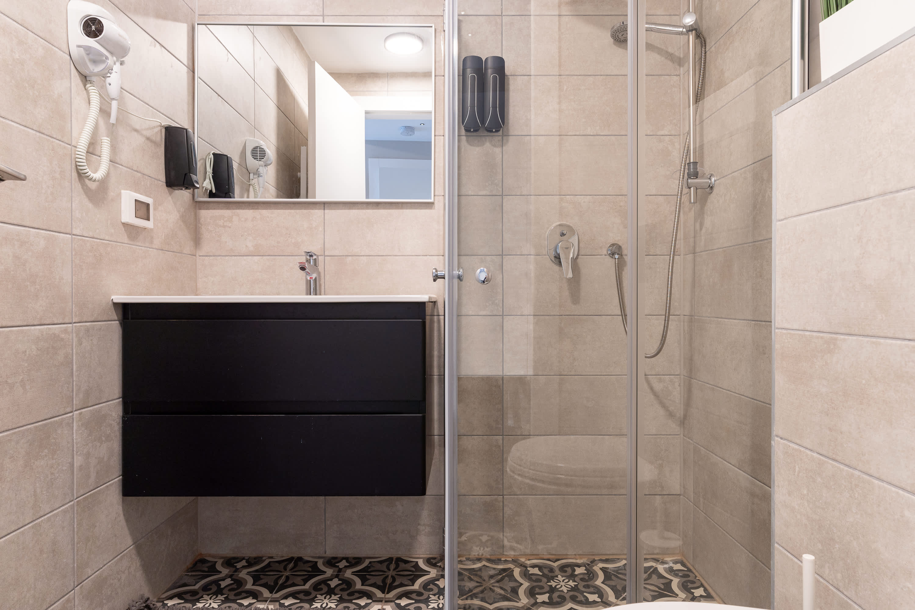 Modern 2BR Apartment with Parking in Prime Downtown Jerusalem photo 12