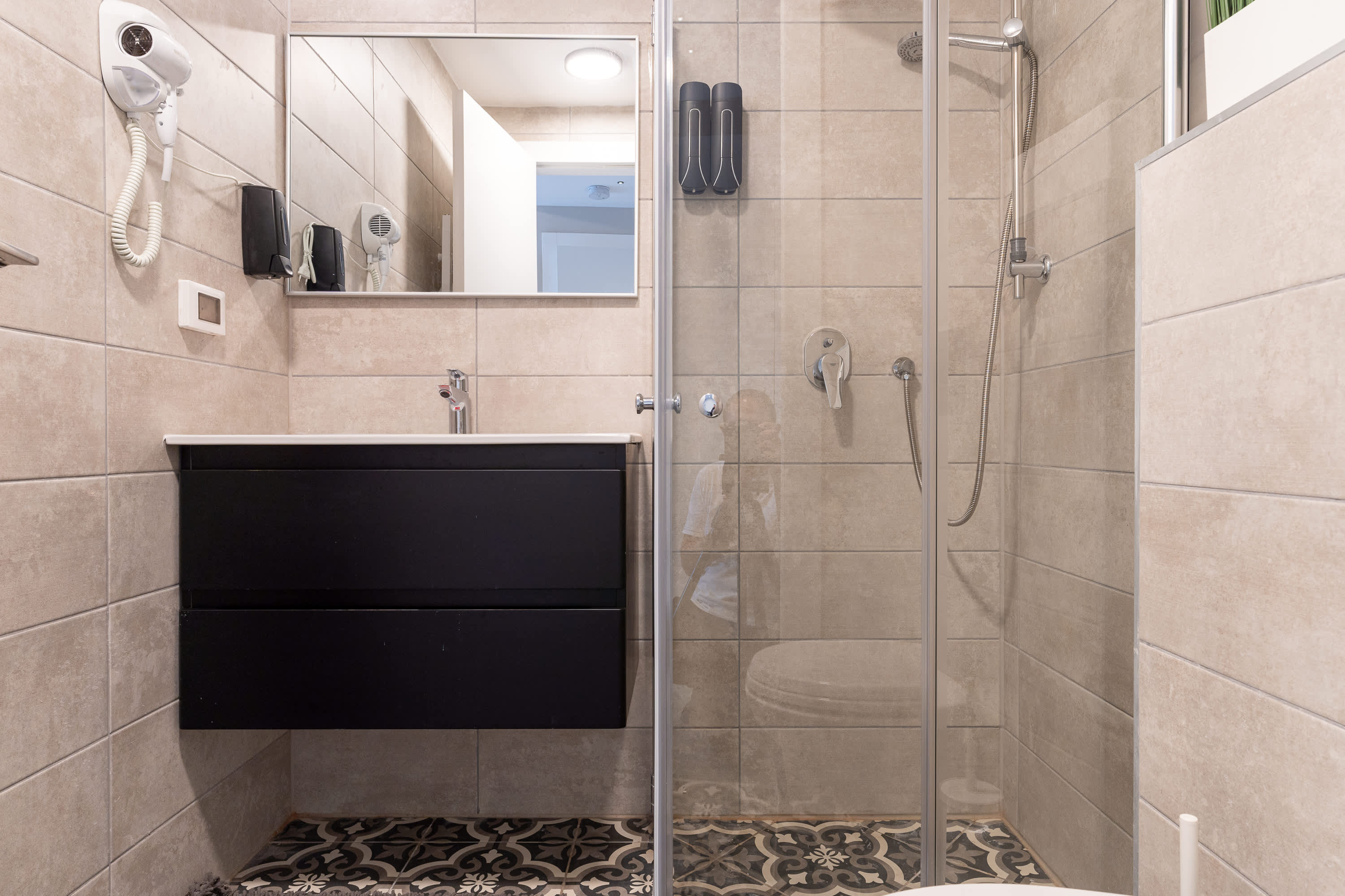 Modern 2BR Apartment with Parking in Prime Downtown Jerusalem photo 14