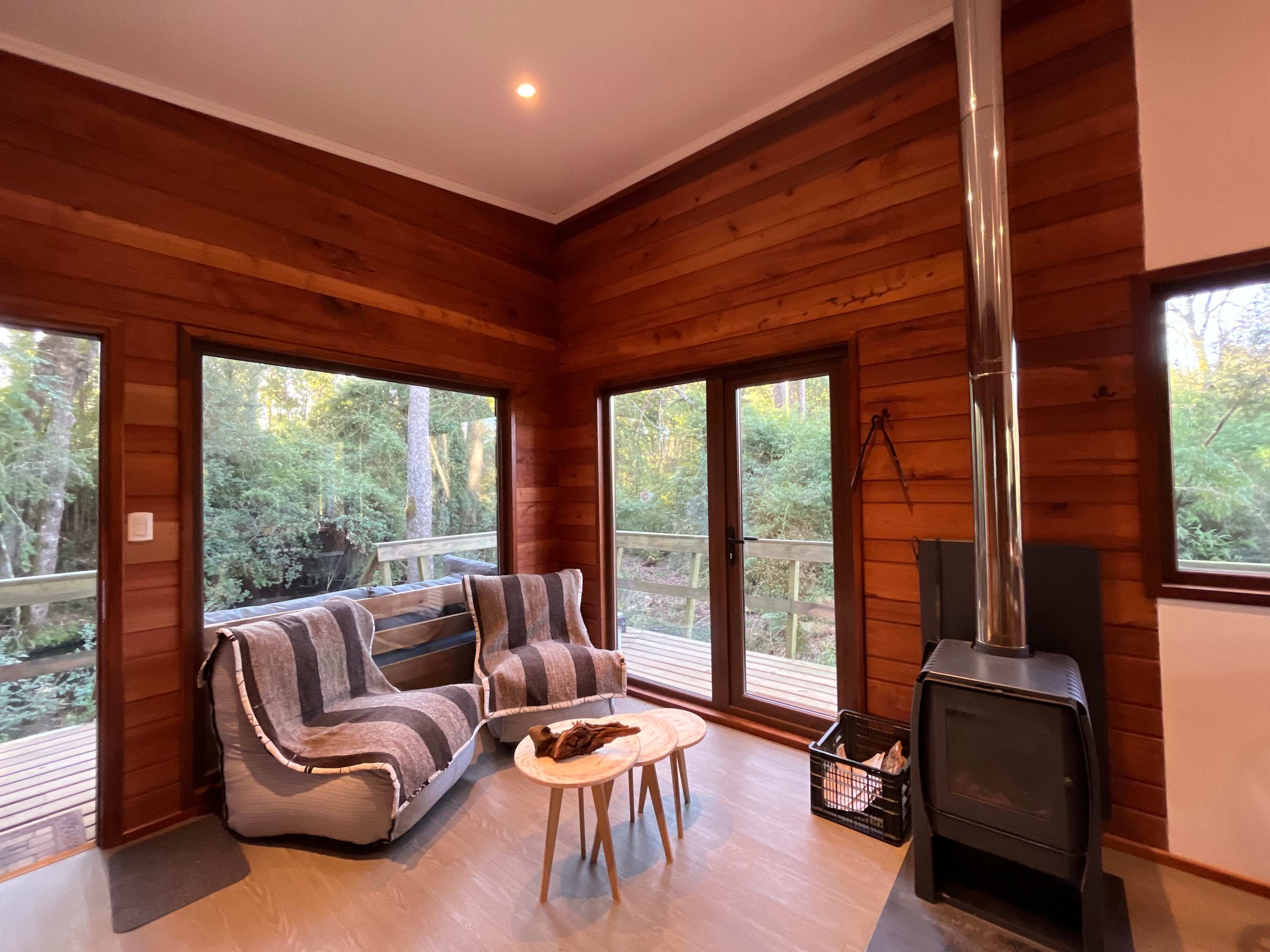 Riverside Cabin Retreat: Hot Tub, BBQ, Nature Views
