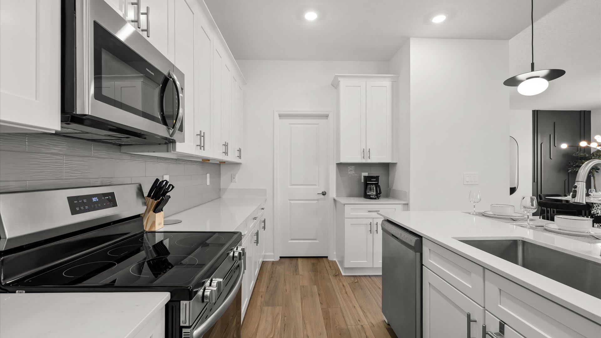 Bright, fully equipped kitchen – Modern appliances and ample counter space