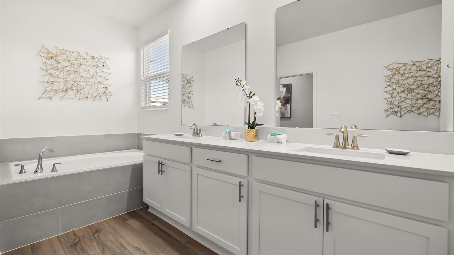 Luxurious full bathroom – Relax and refresh in this elegant bathroom featuring a bathtub and modern finishes
