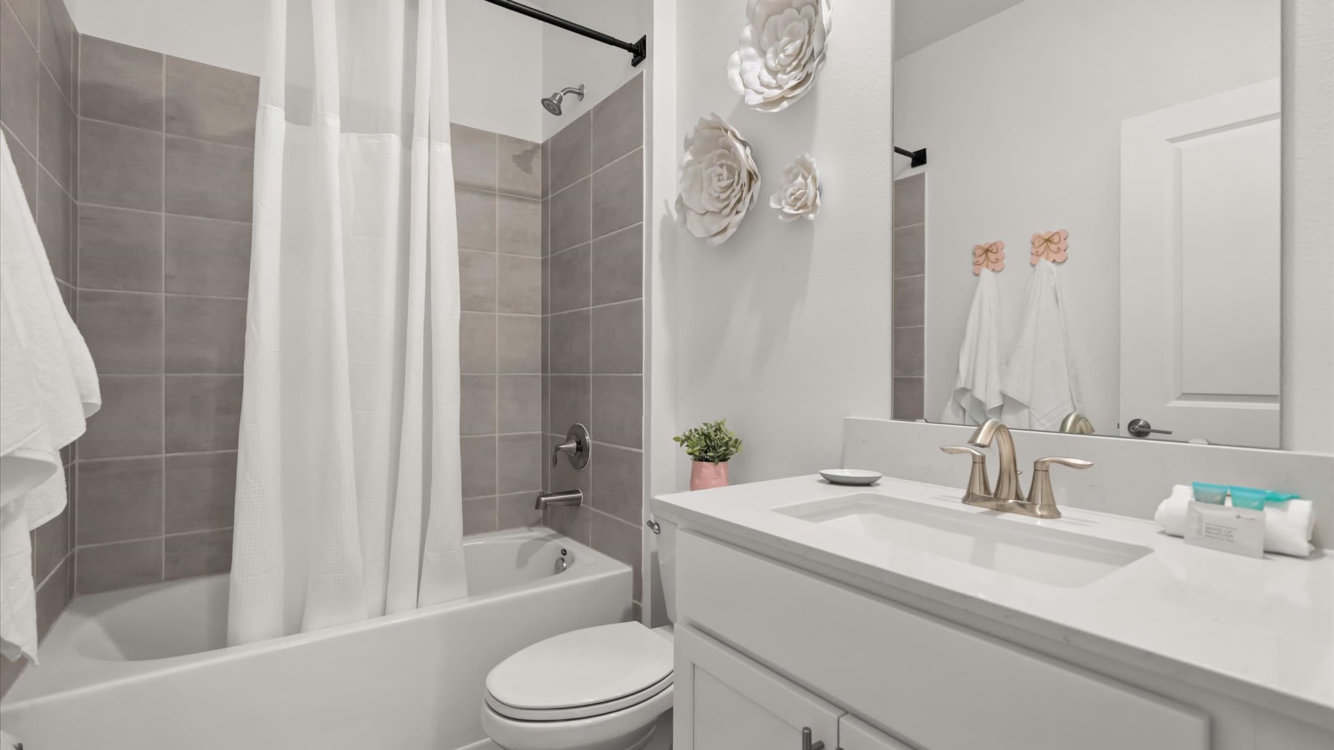 Stylish full bathroom – Fresh, modern design with premium fittings for a hotel-like experience.