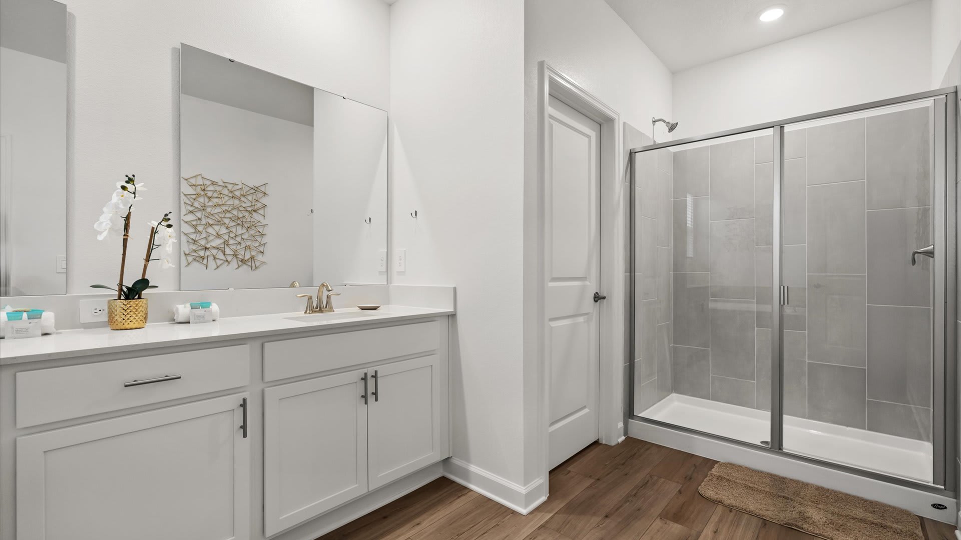 Contemporary walk-in shower – A sleek, spa-inspired bathroom designed for ultimate comfort