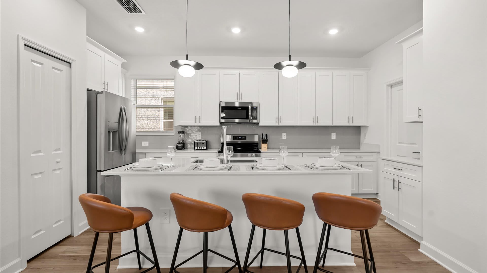 Modern kitchen & breakfast bar – Easy mornings and casual dining