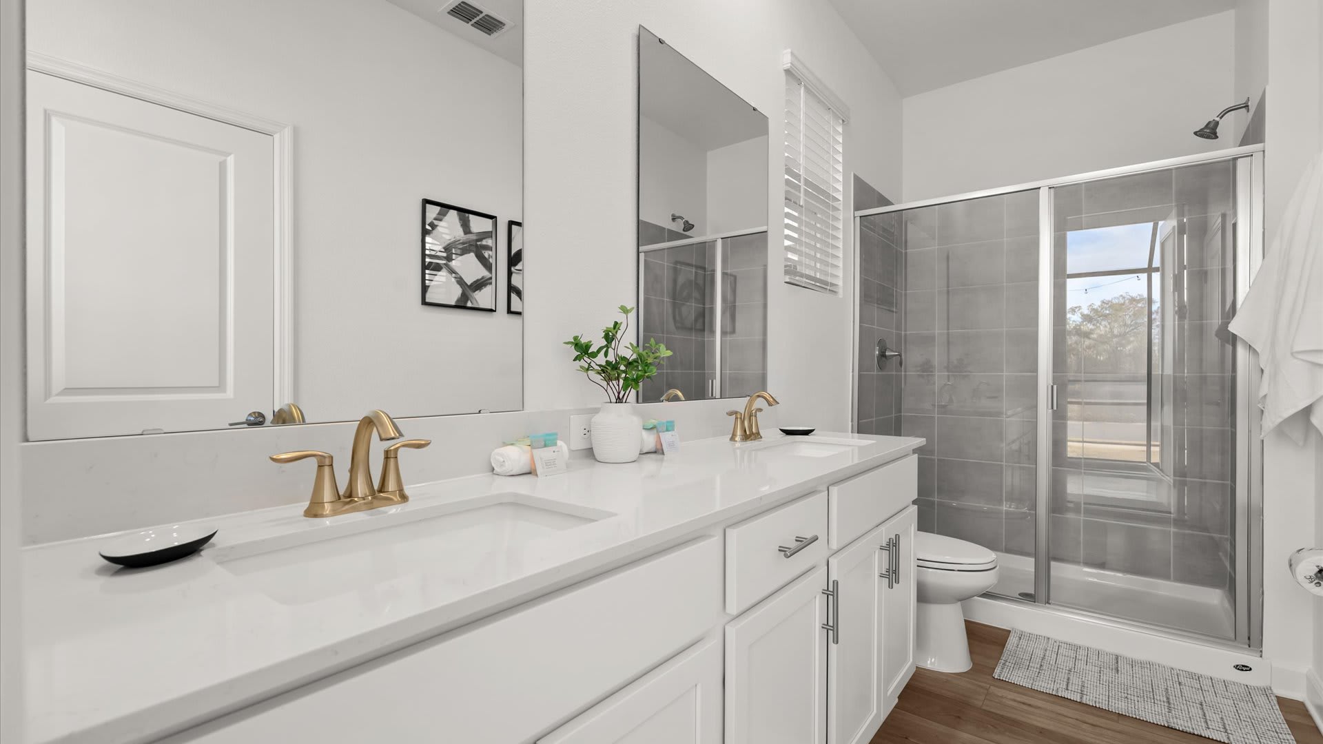 Modern en-suite bathroom – Clean, spacious, and perfect for groups and families