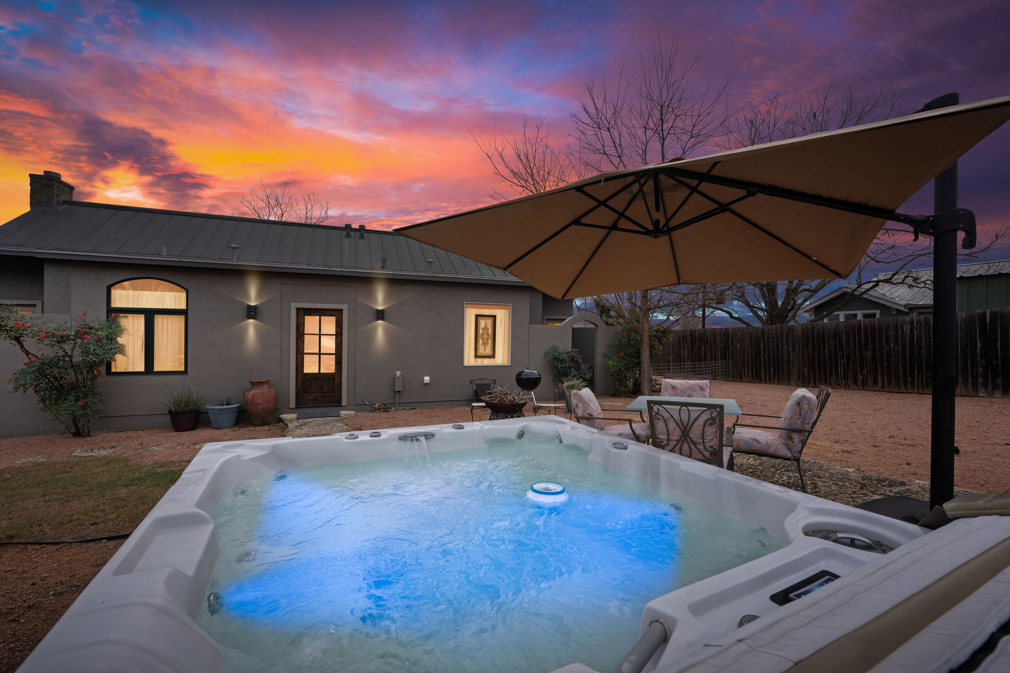 Cross Mt Retreat - Hot Tub & 2 Private Suites — Fredericksburg, TX — vacation rental