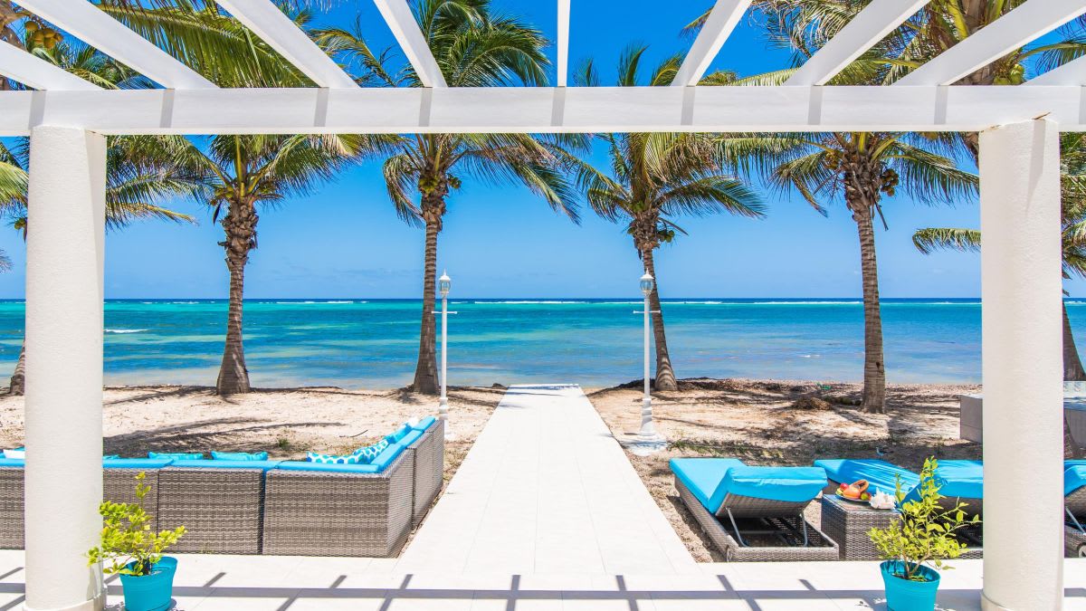 Sprat Bay Luxury Villa - Private Beach and Pool — George Town, George Town — vacation rental