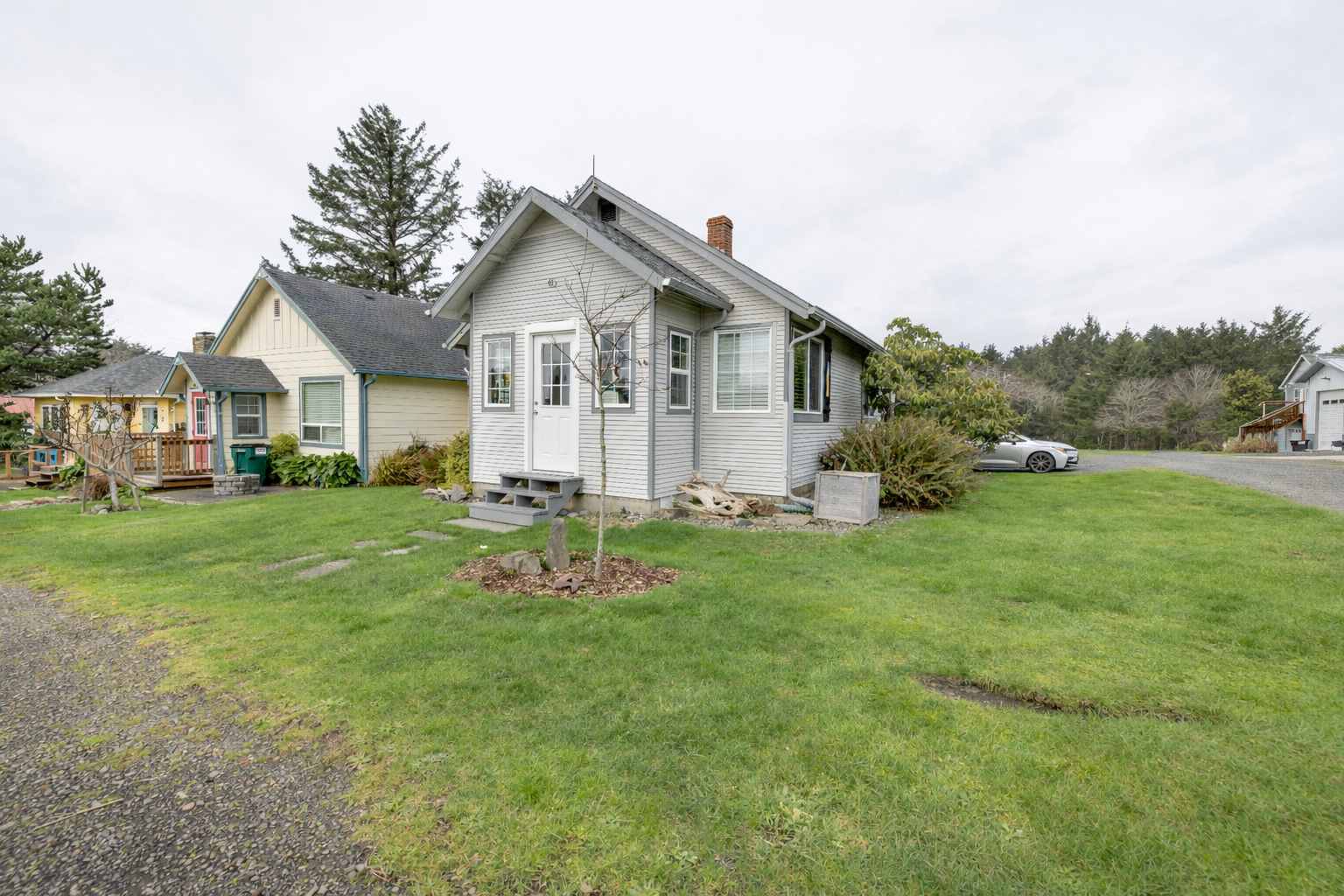 Coastal cottage in Rockaway Beach, steps to ocean