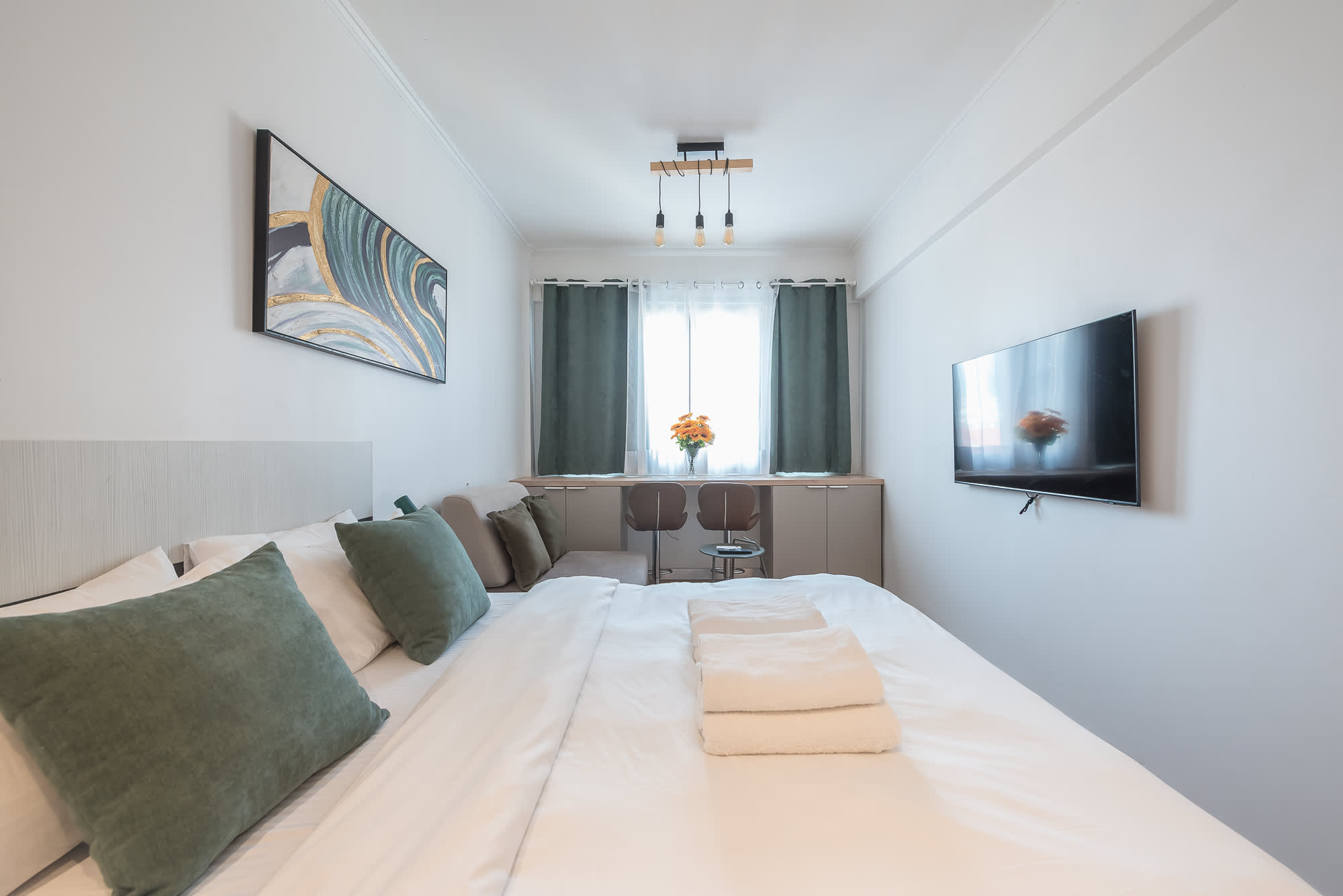 Stylish Studio King Bed & Workspace |Weekend Noise