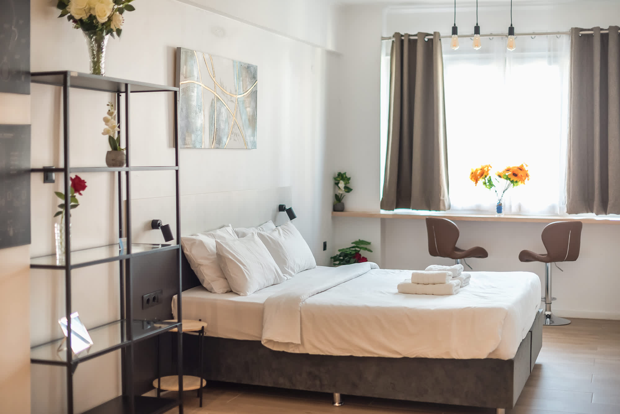 Stylish Studio King Bed & Workspace |Weekend Noise