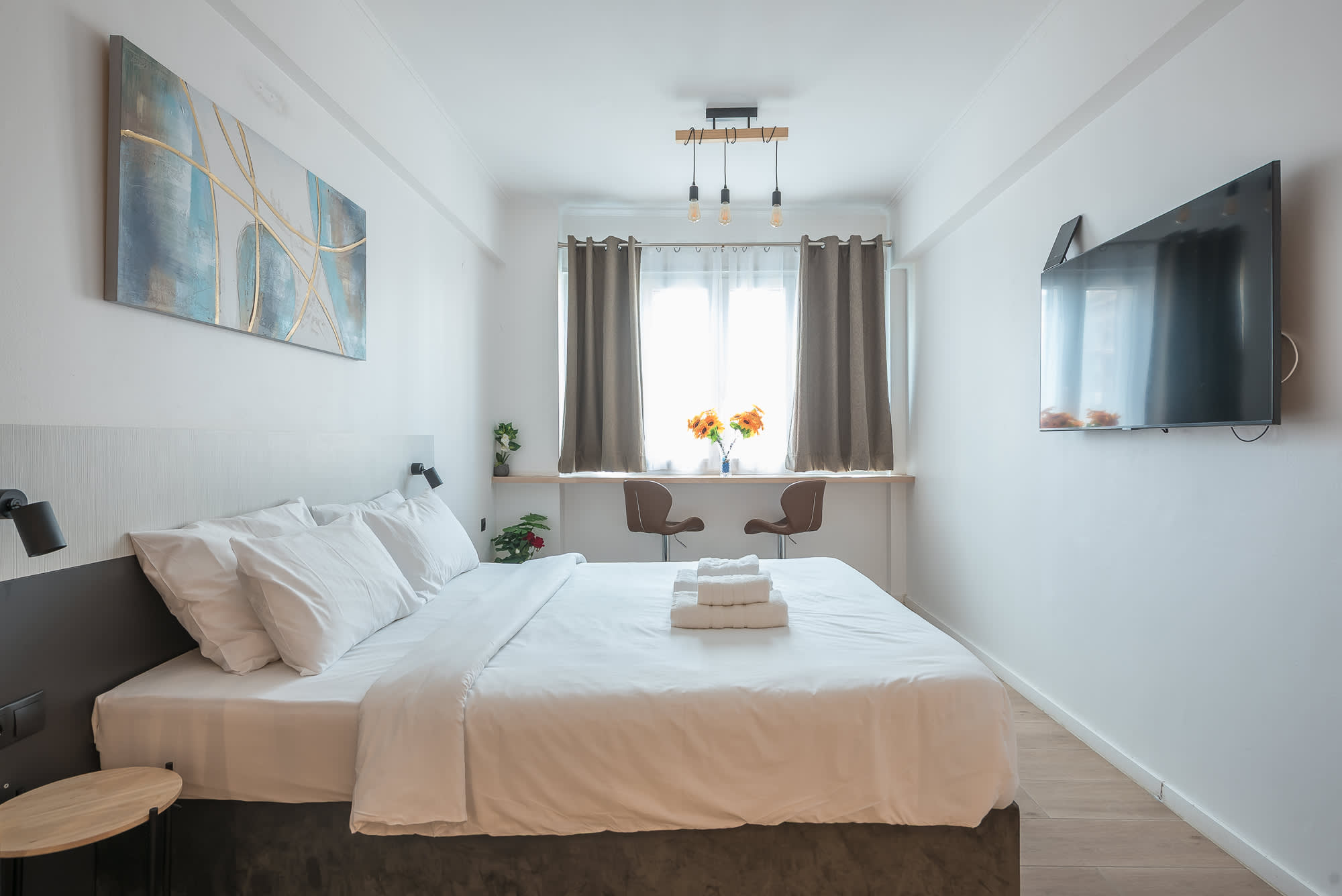 Spacious Studio King Bed & Workspace|Weekend Noise