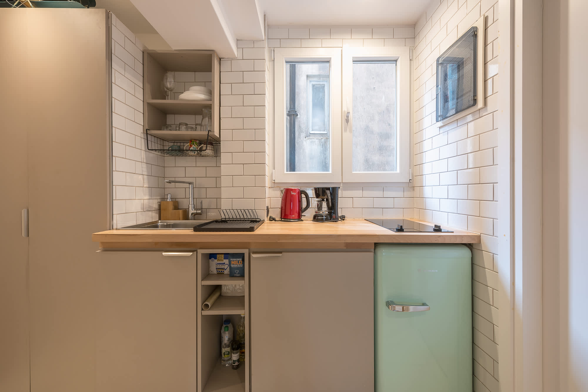 Spacious Studio King Bed & Workspace|Weekend Noise