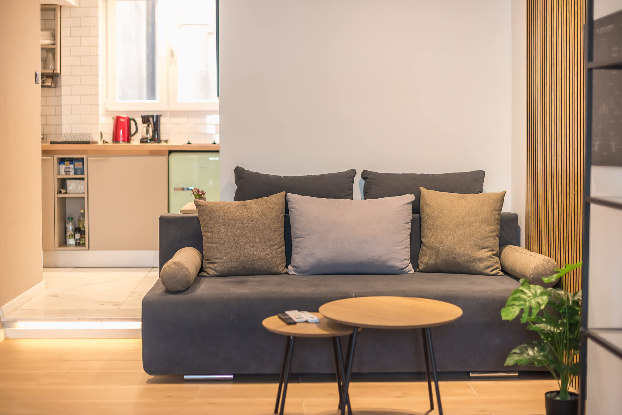 Spacious Studio King Bed & Workspace|Weekend Noise