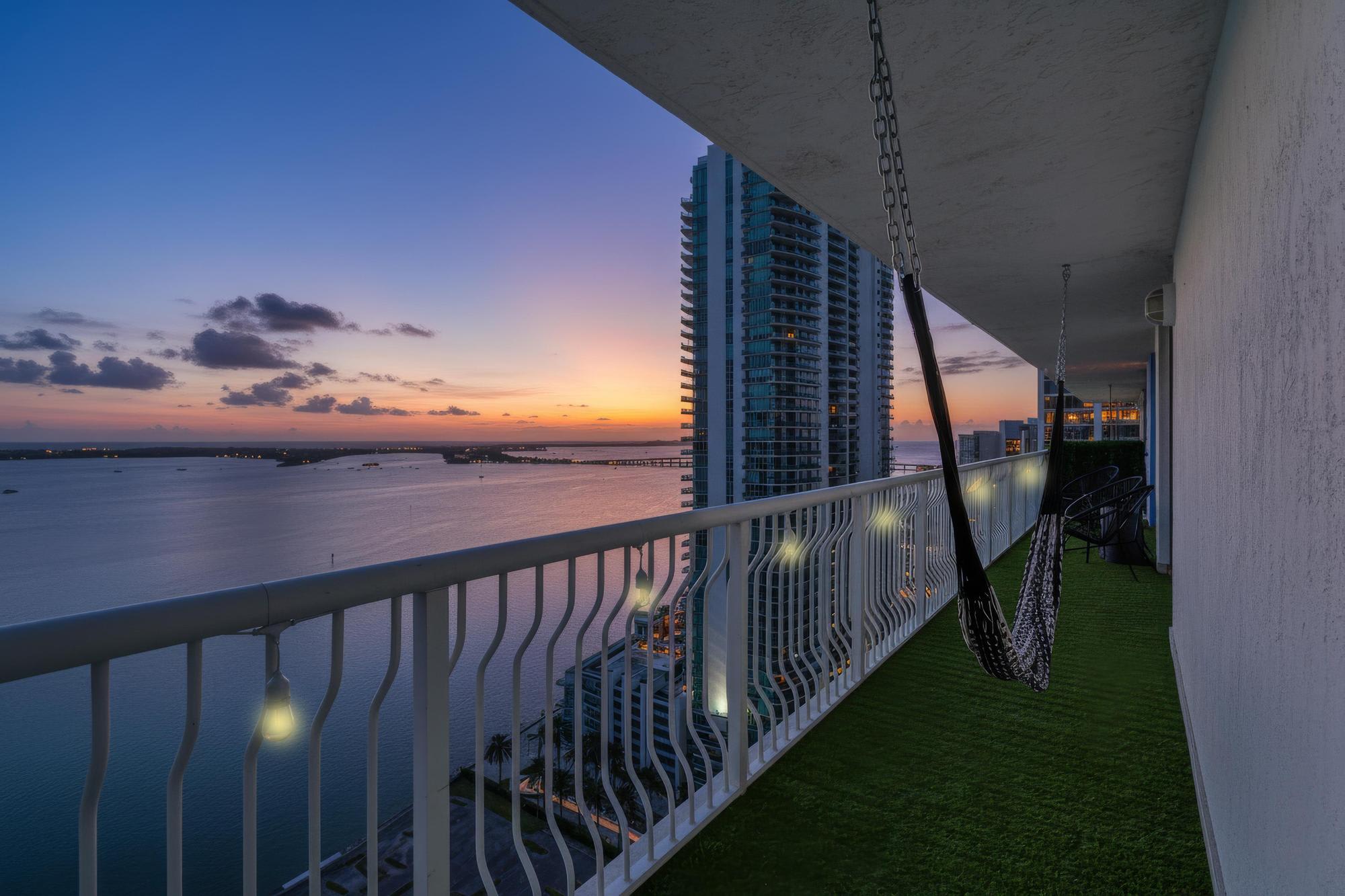 Spacious 3BR ⢠Pool/Gym ⢠15min to Bayfront Fest
