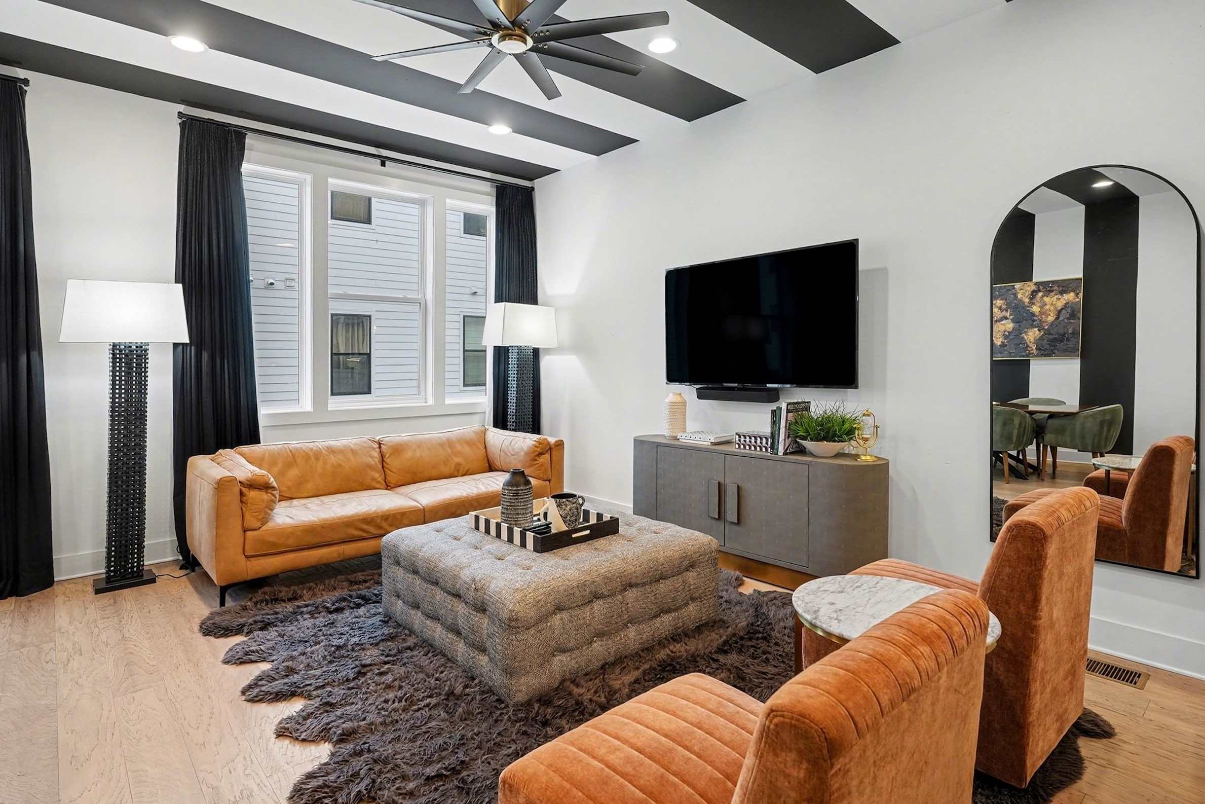 Designed for groups! Stylish lounge area, Smart TV, and integrated dining table.