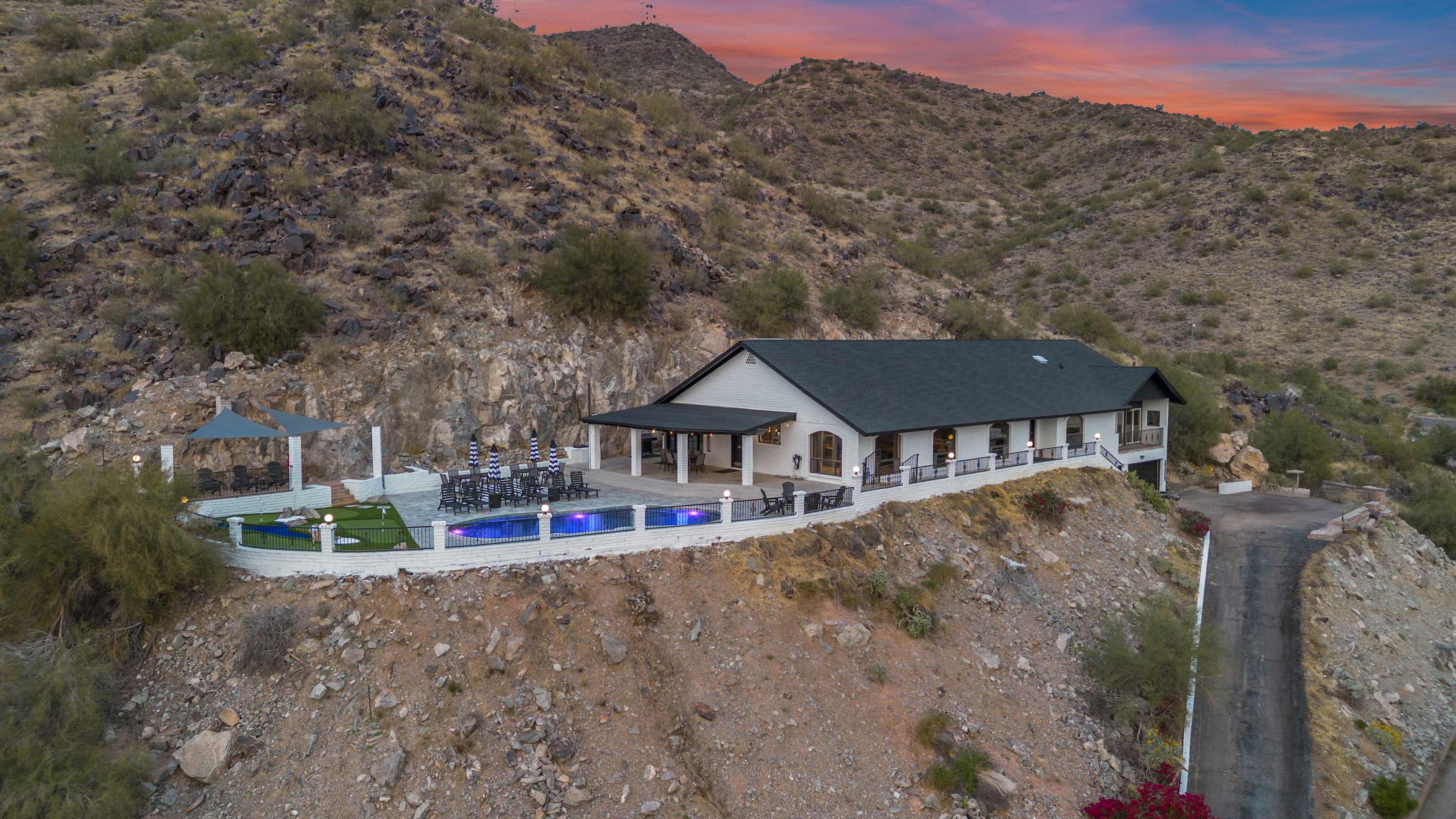 Built Into A Mountain - Heated Pool & Sports Lounge