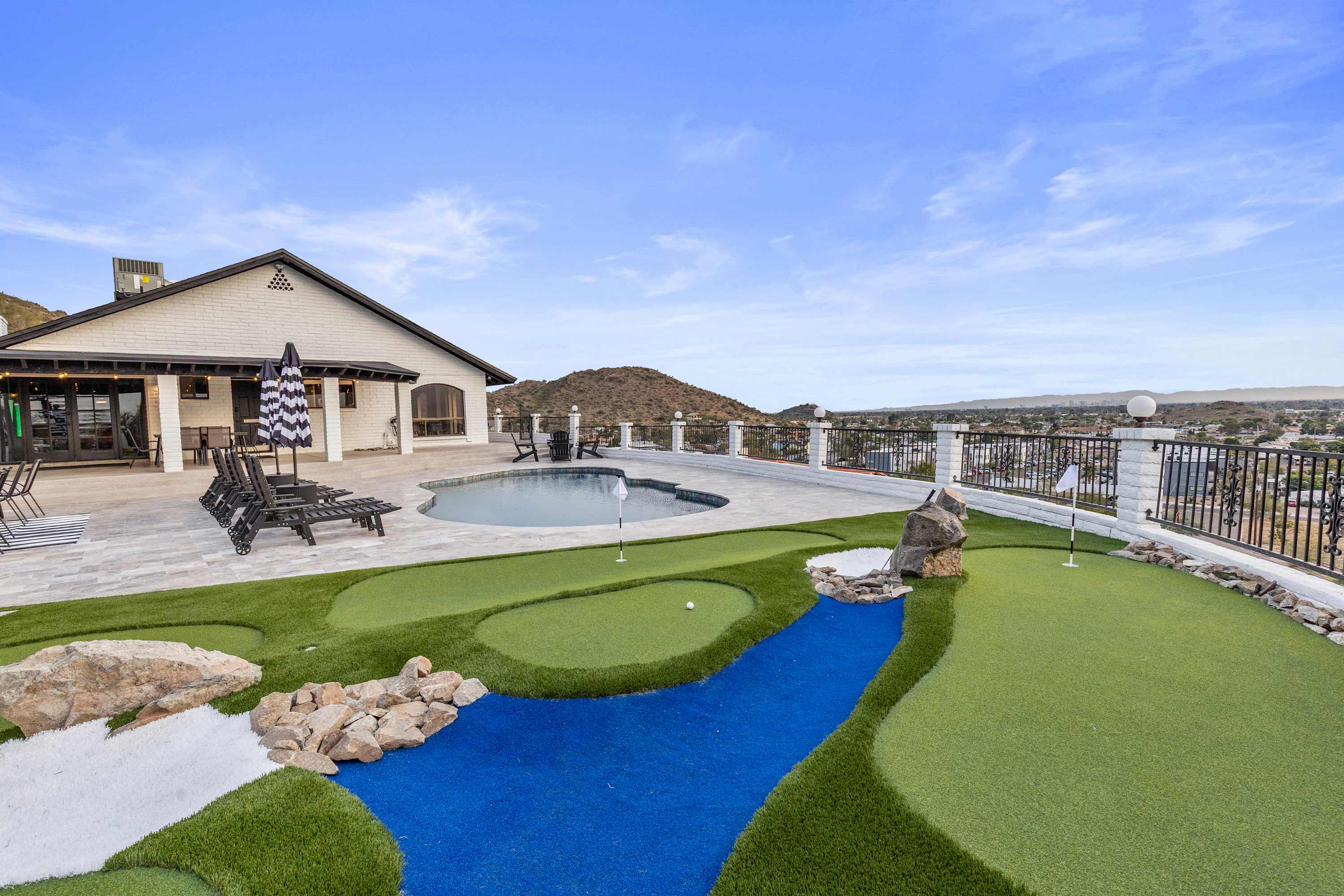 Built Into A Mountain - Heated Pool & Sports Lounge