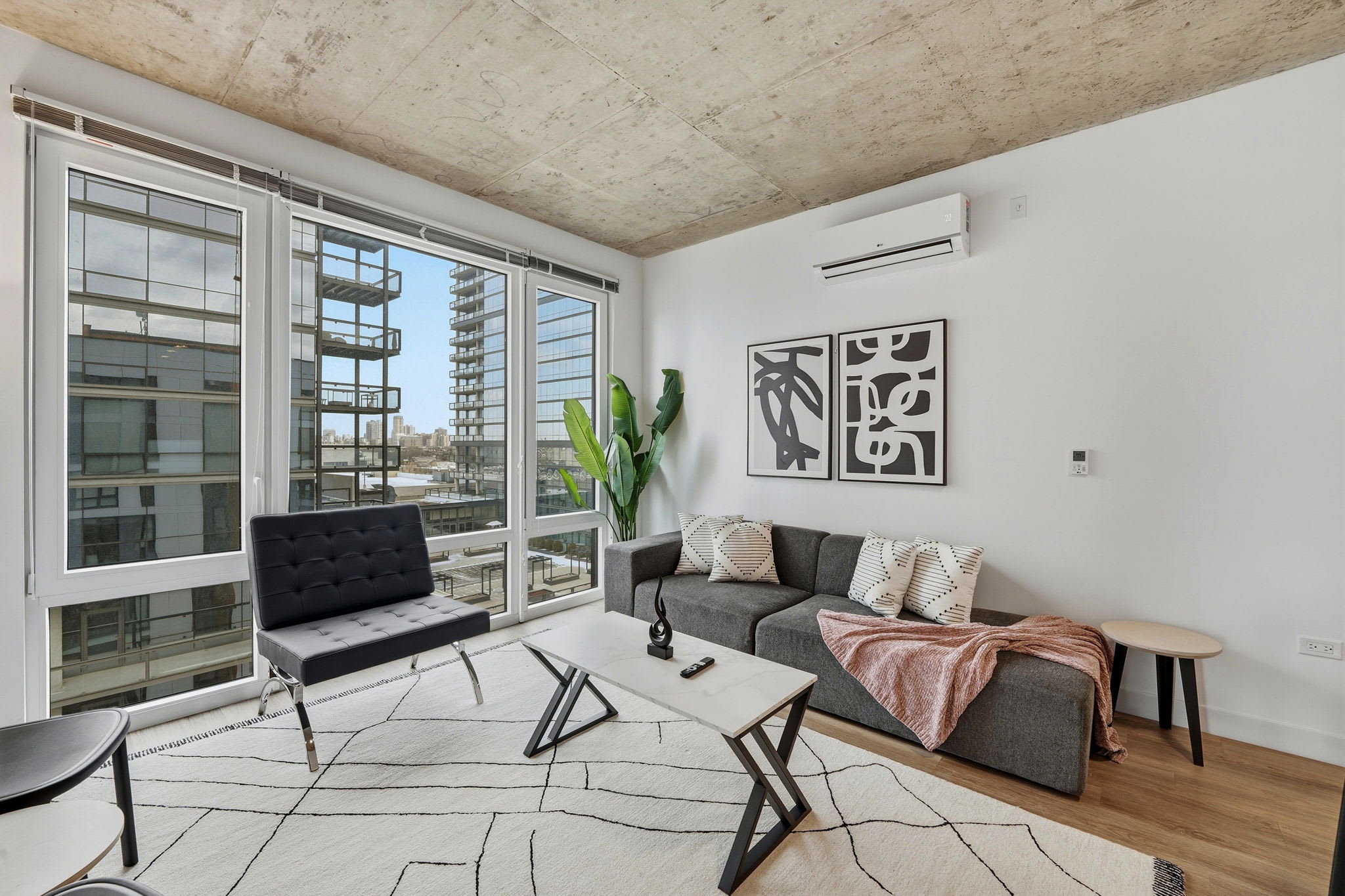 Envitae Hotel, 4BR Modern Sleek Apartment — Chicago, IL — vacation rental