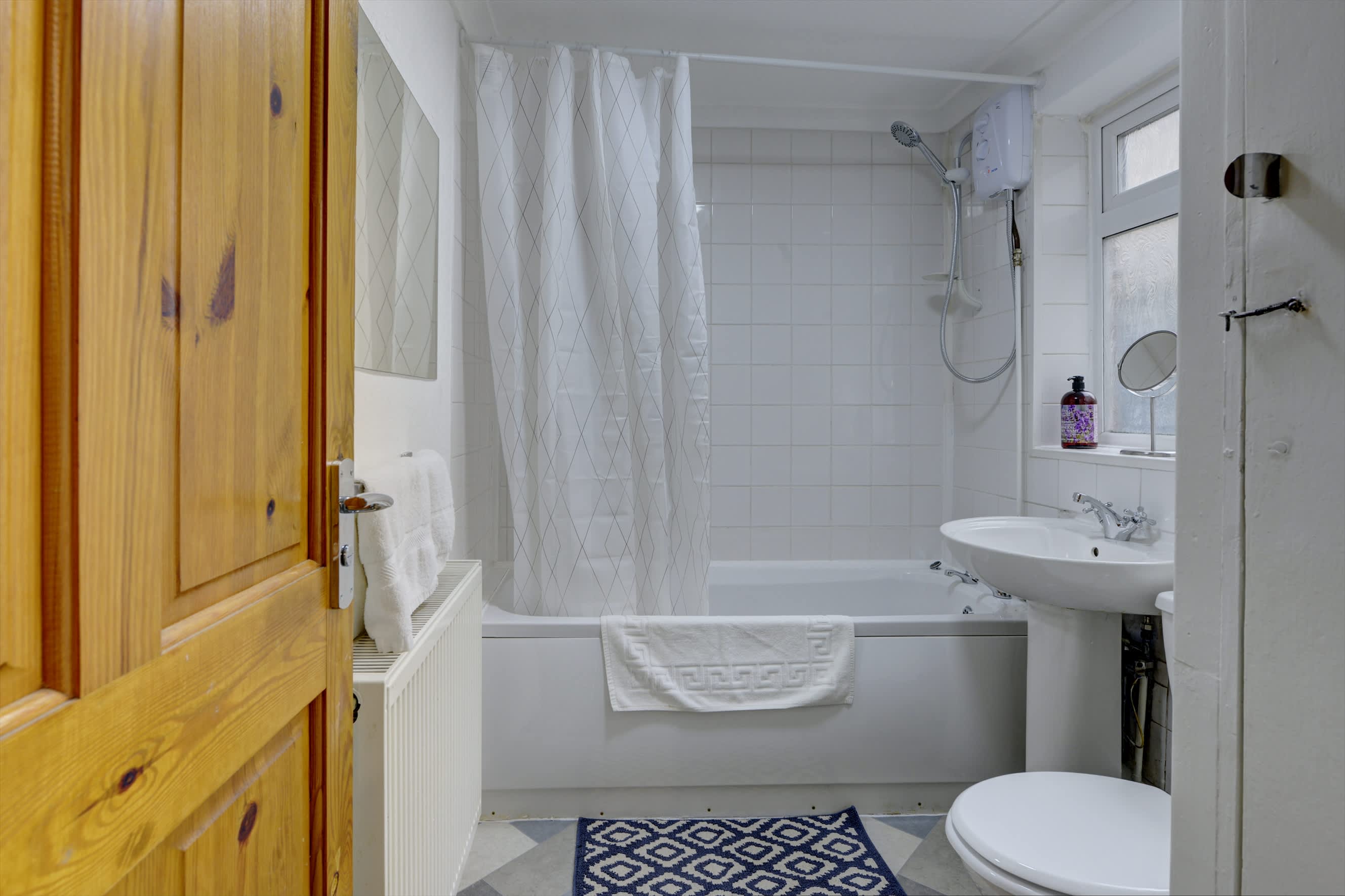 Cosy 2 Bedroom 4 Beds w/ Parking near City Centre in Argyll Street 39 CV2 4FJ - Property image 3 - VivreStays