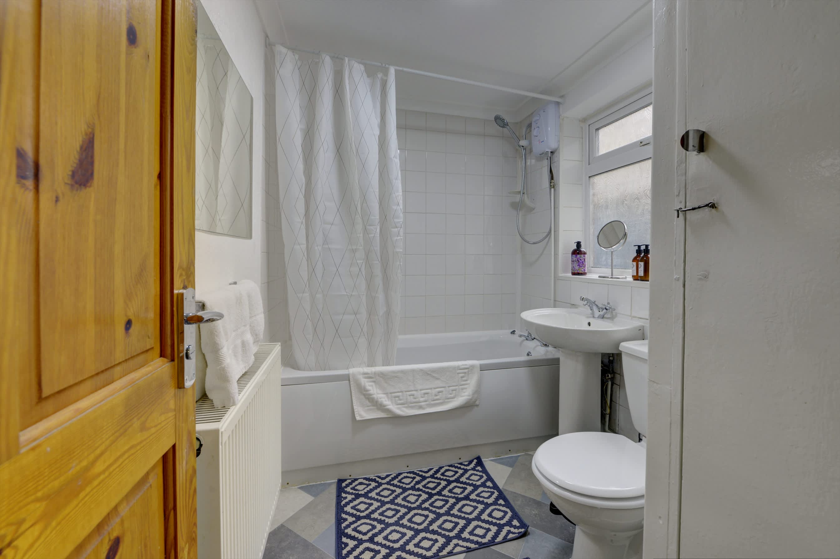 Cosy 2 Bedroom 4 Beds w/ Parking near City Centre in Argyll Street 39 CV2 4FJ - Property image 9 - VivreStays