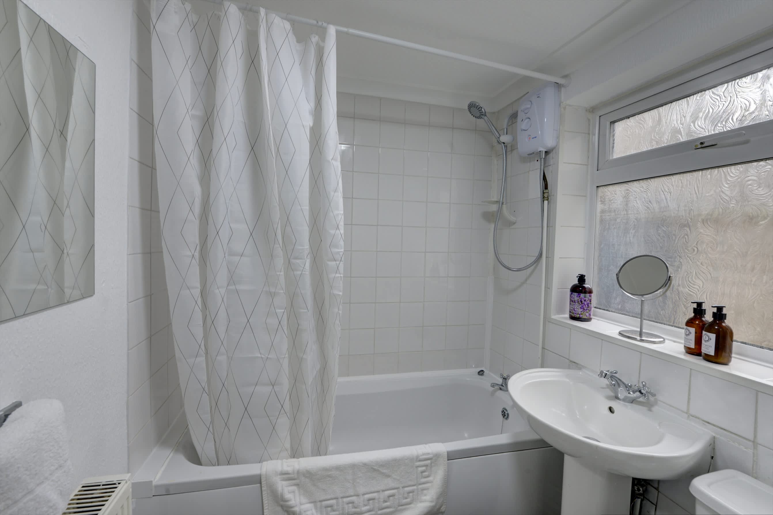 Cosy 2 Bedroom 4 Beds w/ Parking near City Centre in Argyll Street 39 CV2 4FJ - Property image 12 - VivreStays
