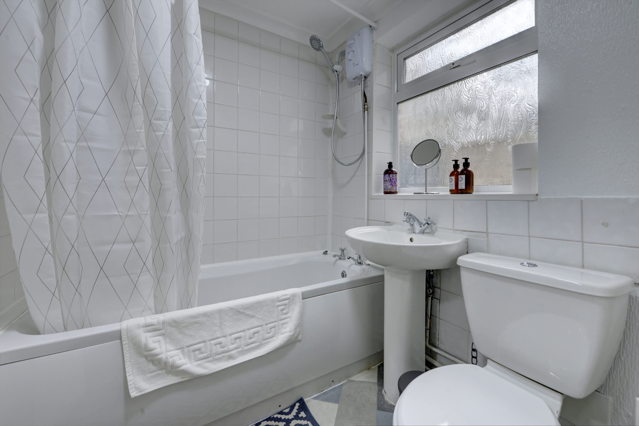 Cosy 2 Bedroom 4 Beds w/ Parking near City Centre in Argyll Street 39 CV2 4FJ - Property image 14 - VivreStays