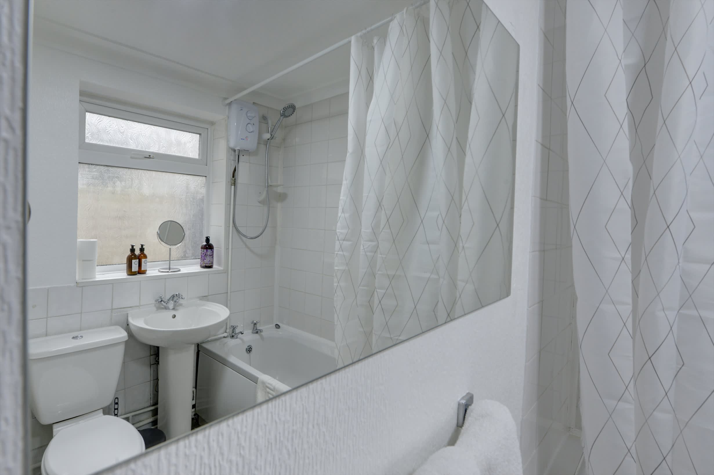 Cosy 2 Bedroom 4 Beds w/ Parking near City Centre in Argyll Street 39 CV2 4FJ - Property image 15 - VivreStays