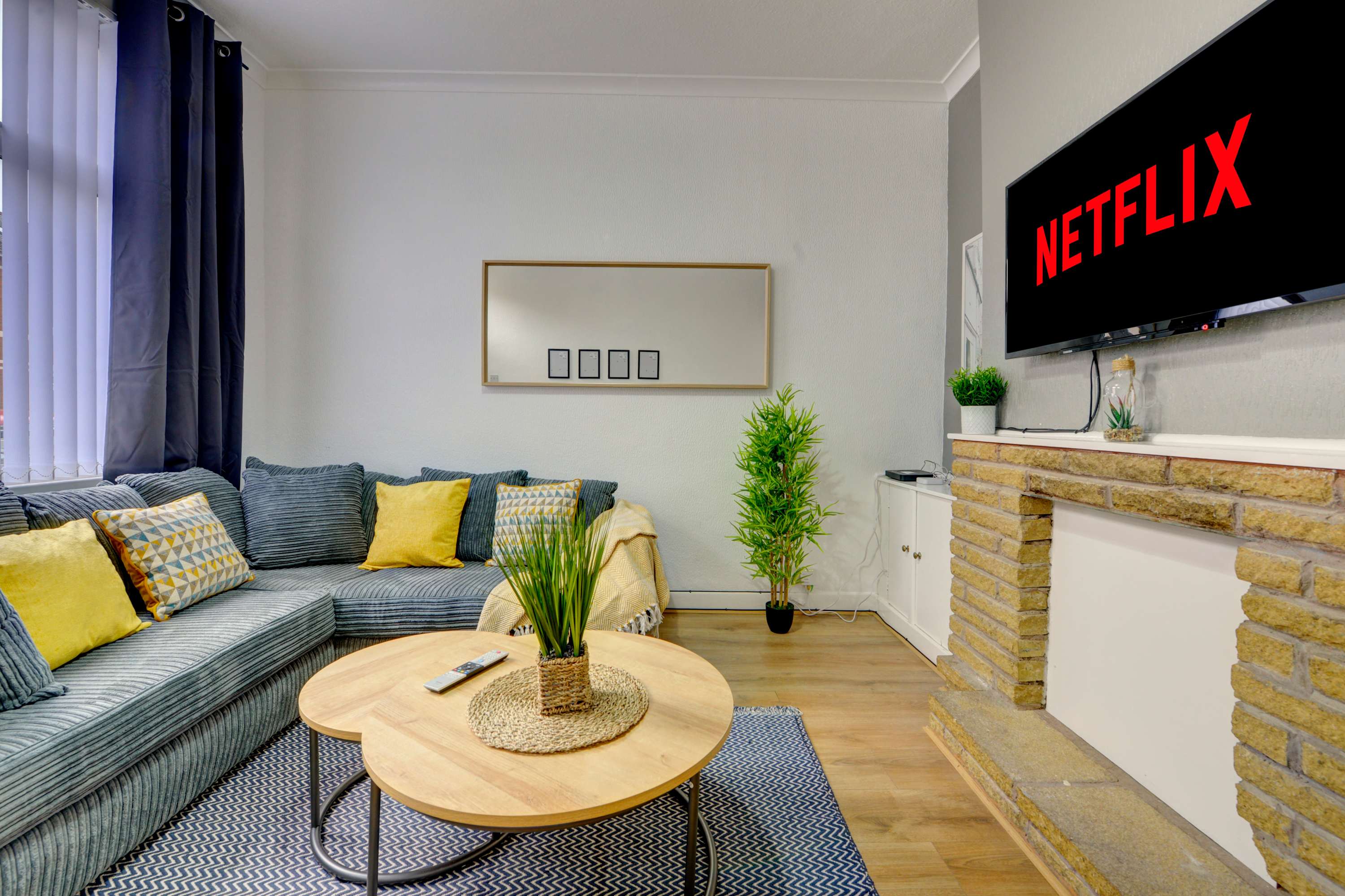Cosy 2 Bedroom 4 Beds w/ Parking near City Centre in Argyll Street 39 CV2 4FJ - Property image 2 - VivreStays