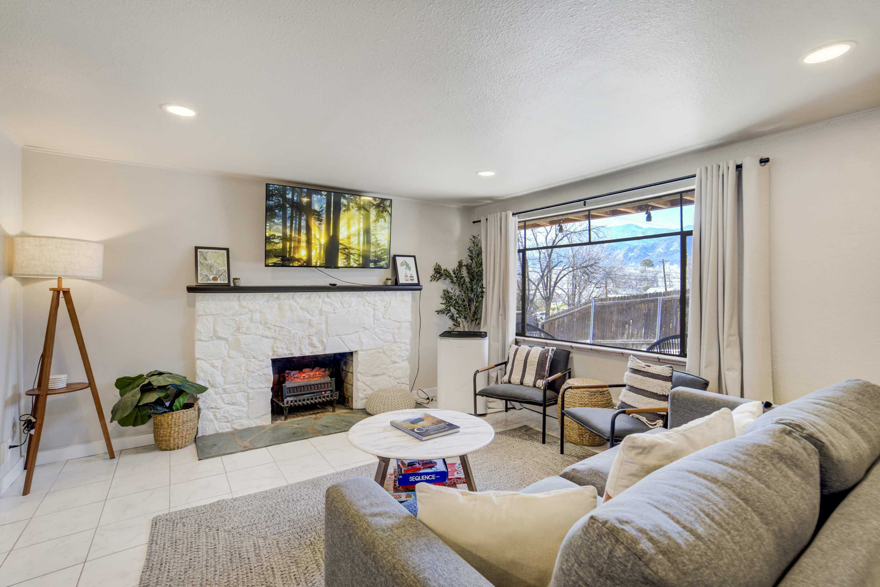 Ivywild Flat! Pet Friendly Near Broadmoor w/ Views โ Colorado Springs, CO โ vacation rental