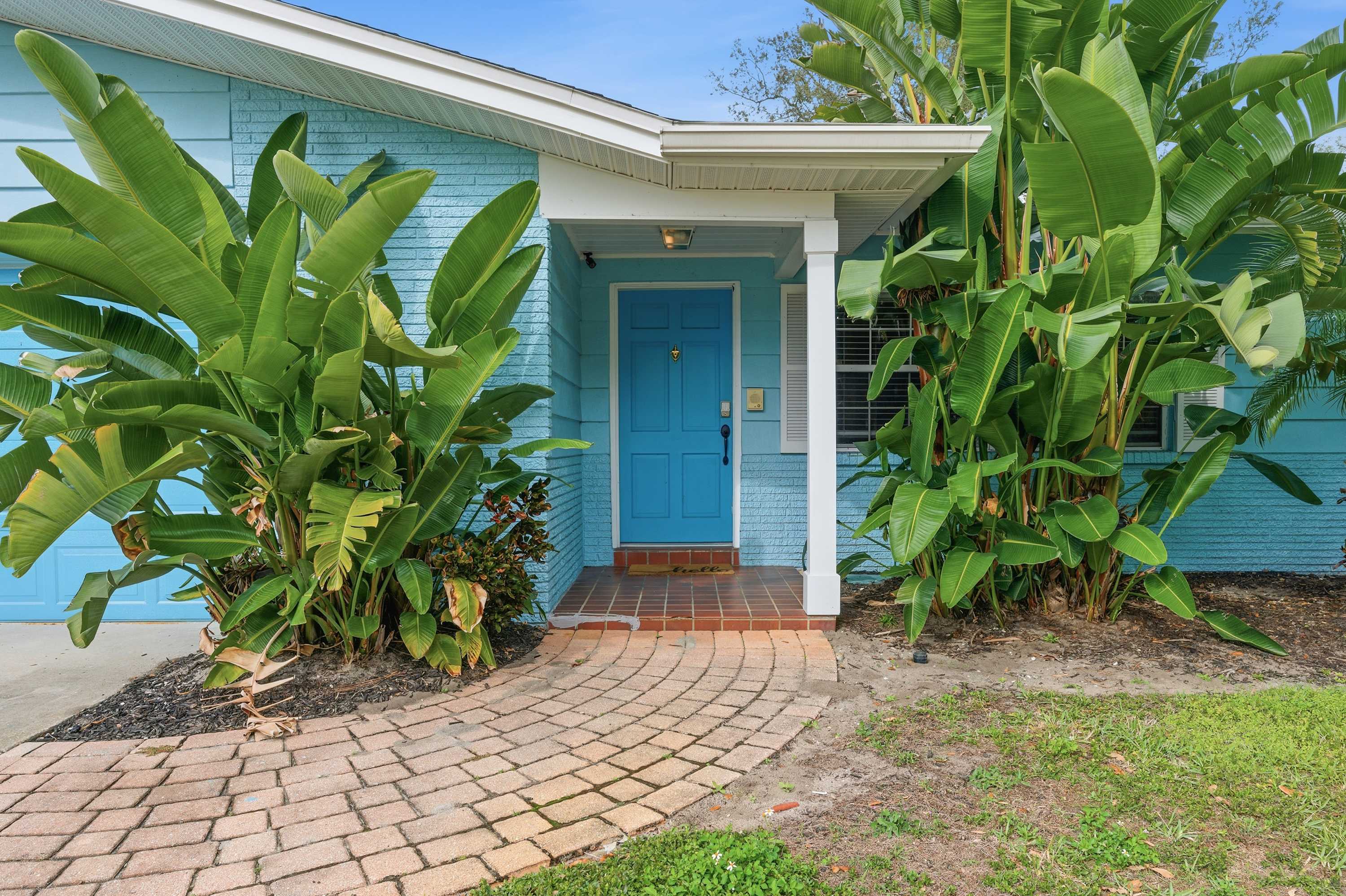 Relaxing 4BR home w/ heated pool & fire pit