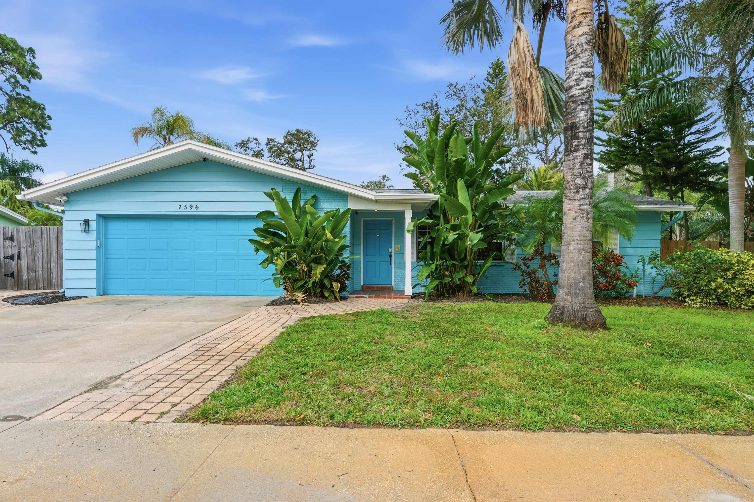 Relaxing 4BR home w/ heated pool & fire pit