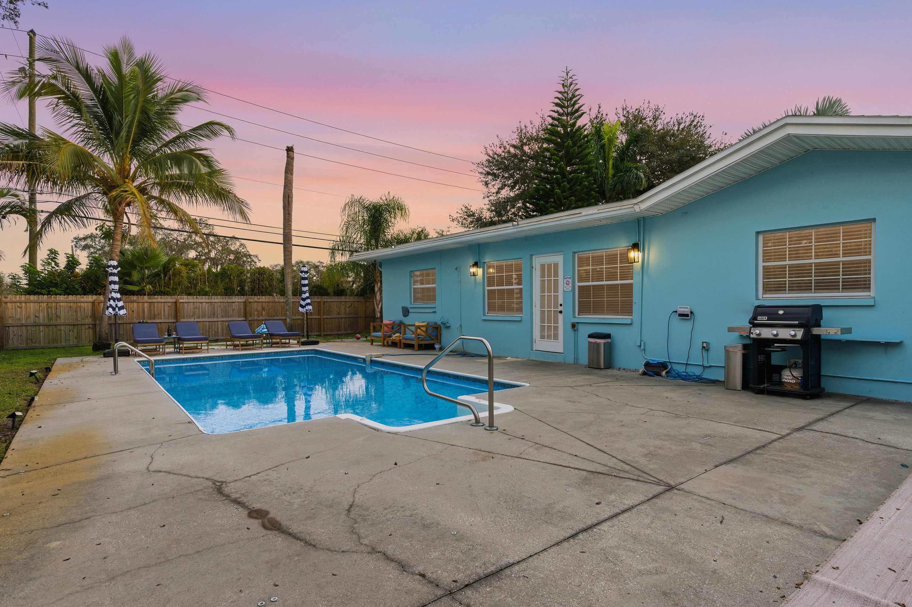 Relaxing 4BR home w/ heated pool & fire pit