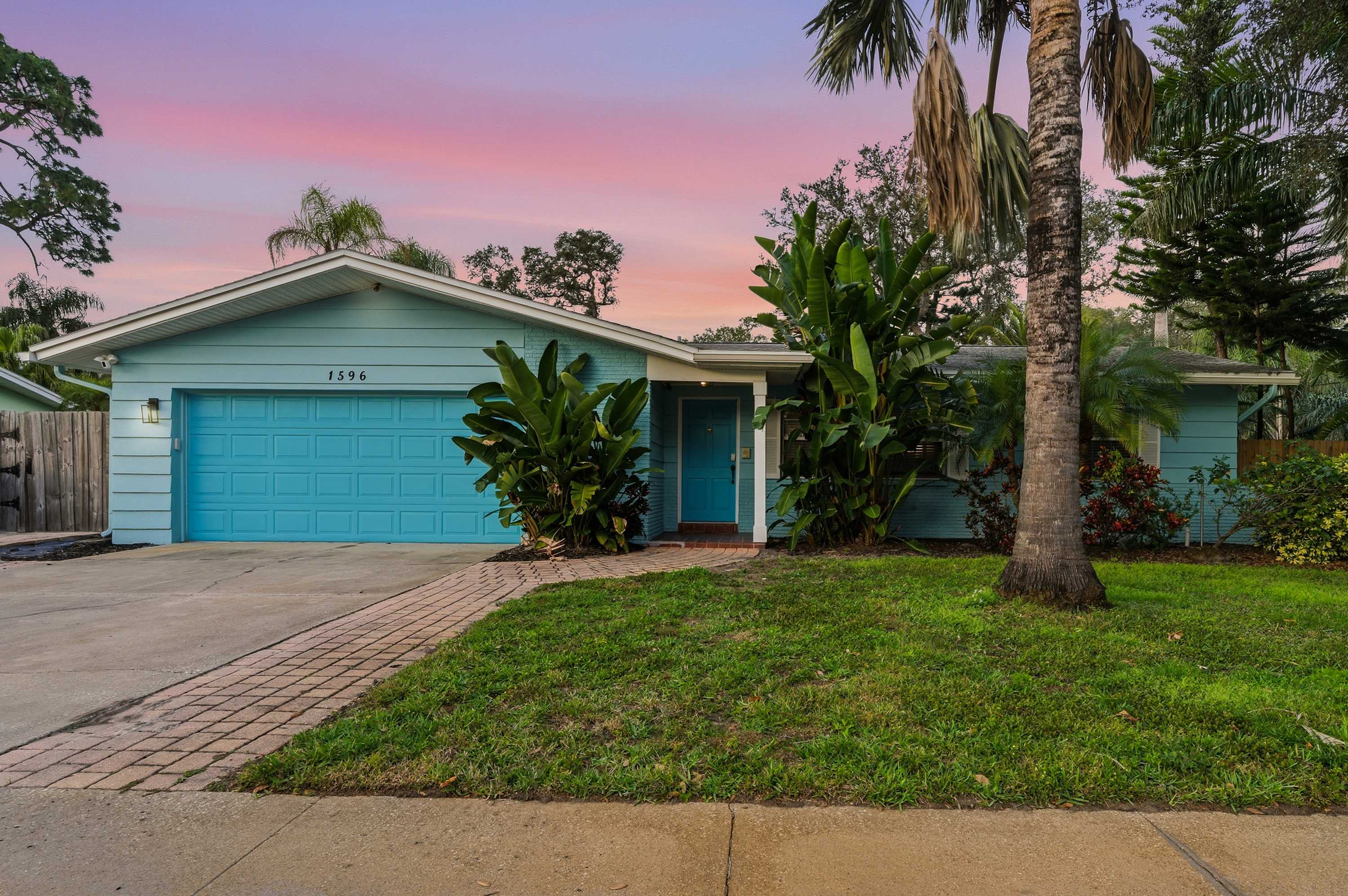 Relaxing 4BR home w/ heated pool & fire pit