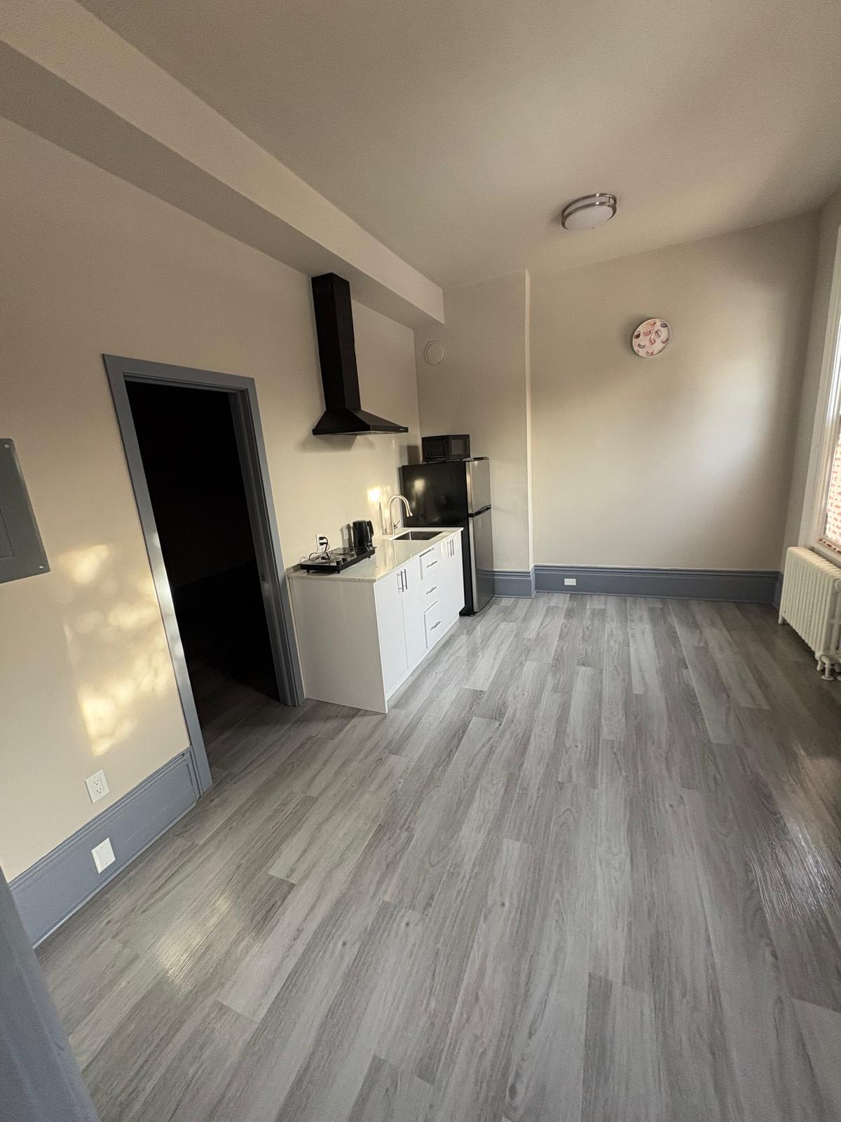 #42.1 St. Catharine's 1-bedroom Hotel-Apartment